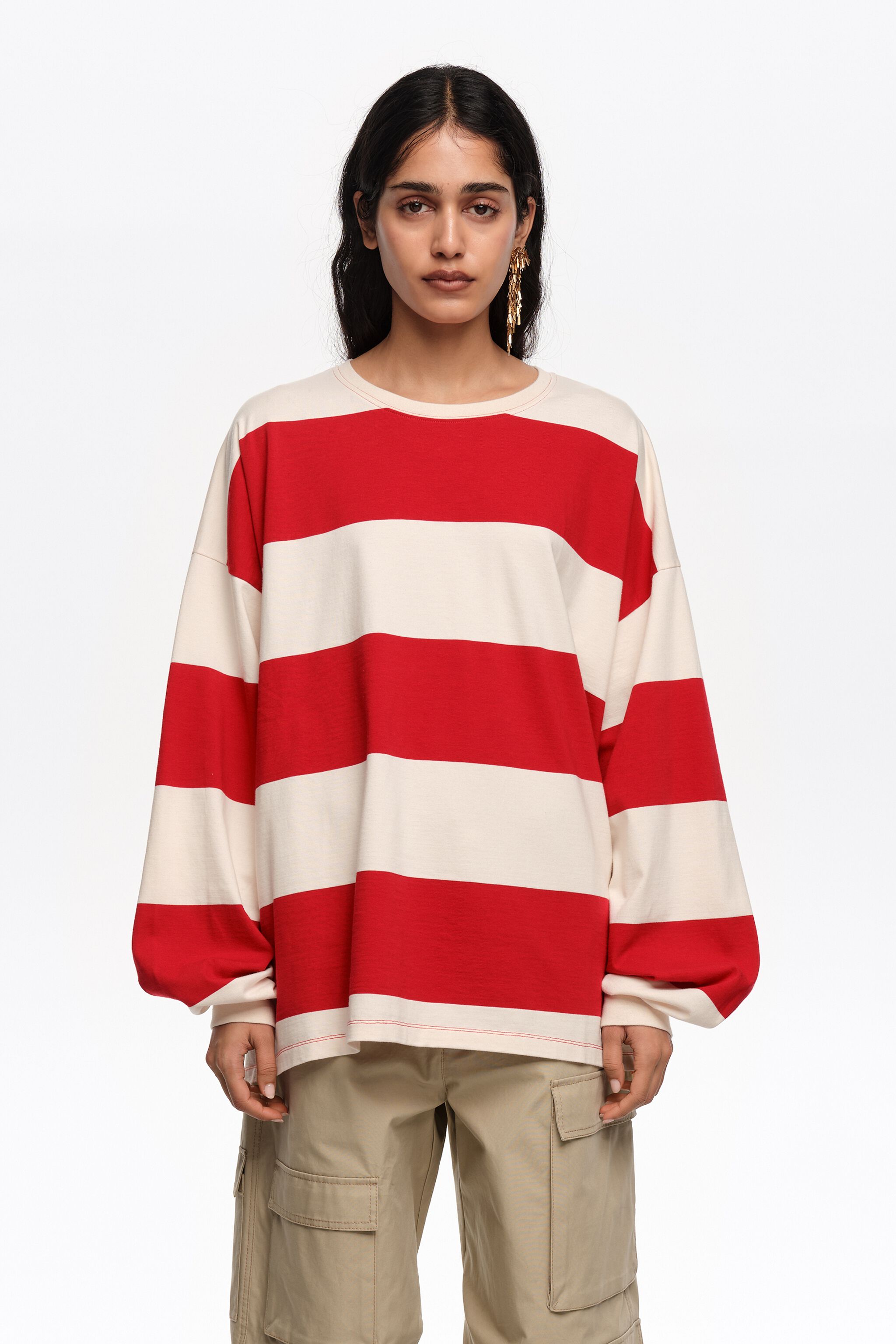 Camiseta roja con rayas oversize