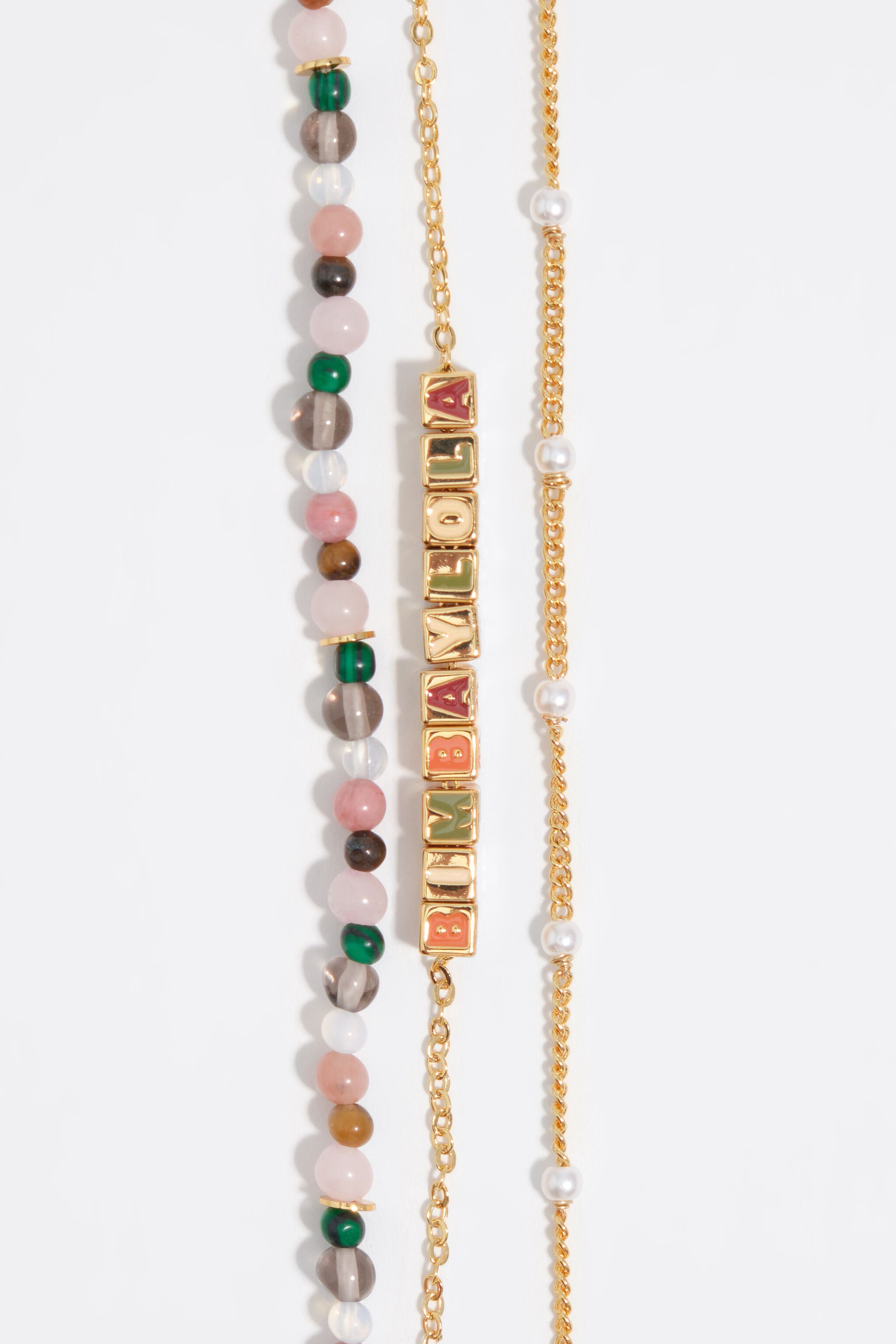 Collar de cadena triple con piedras multicolor y logotipo