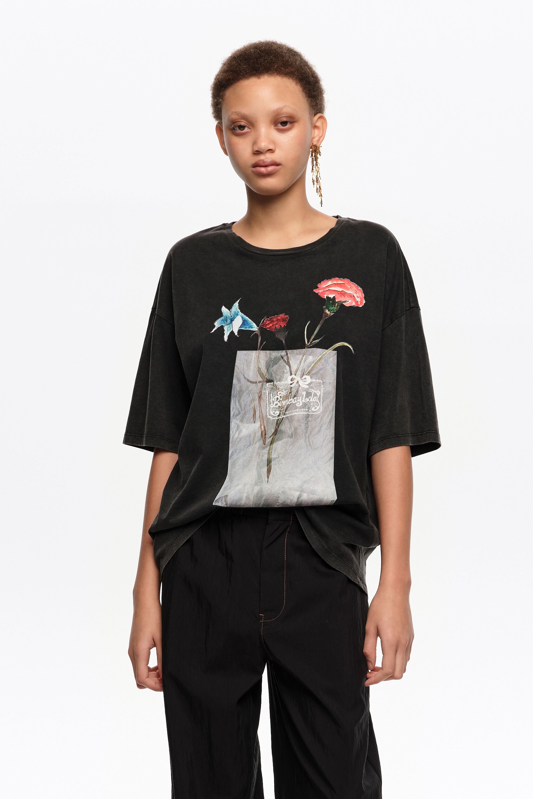 Camiseta de algodón orgánico con estampado floral en negro desvanecido