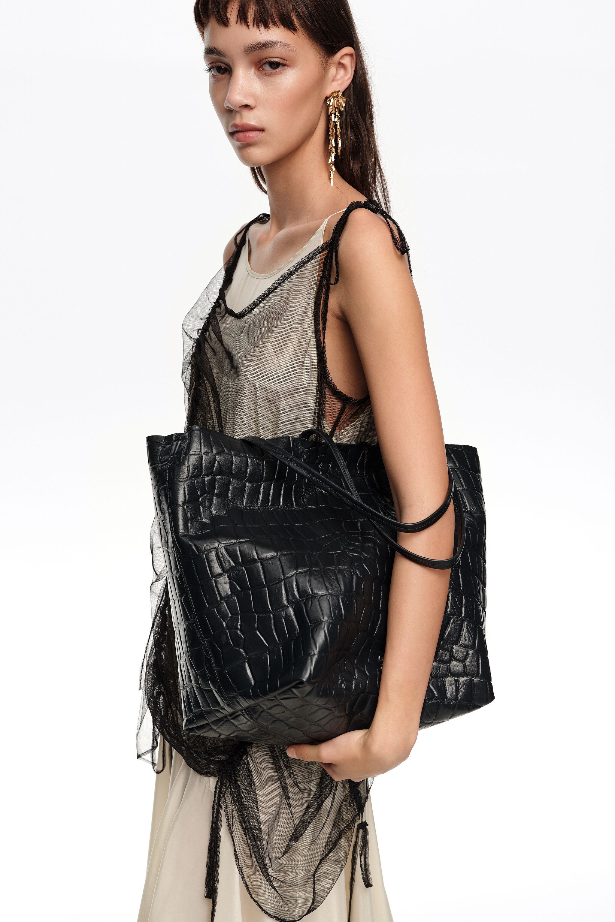Bolso de mano grande de cuero en azul petróleo con relieve de cocodrilo
