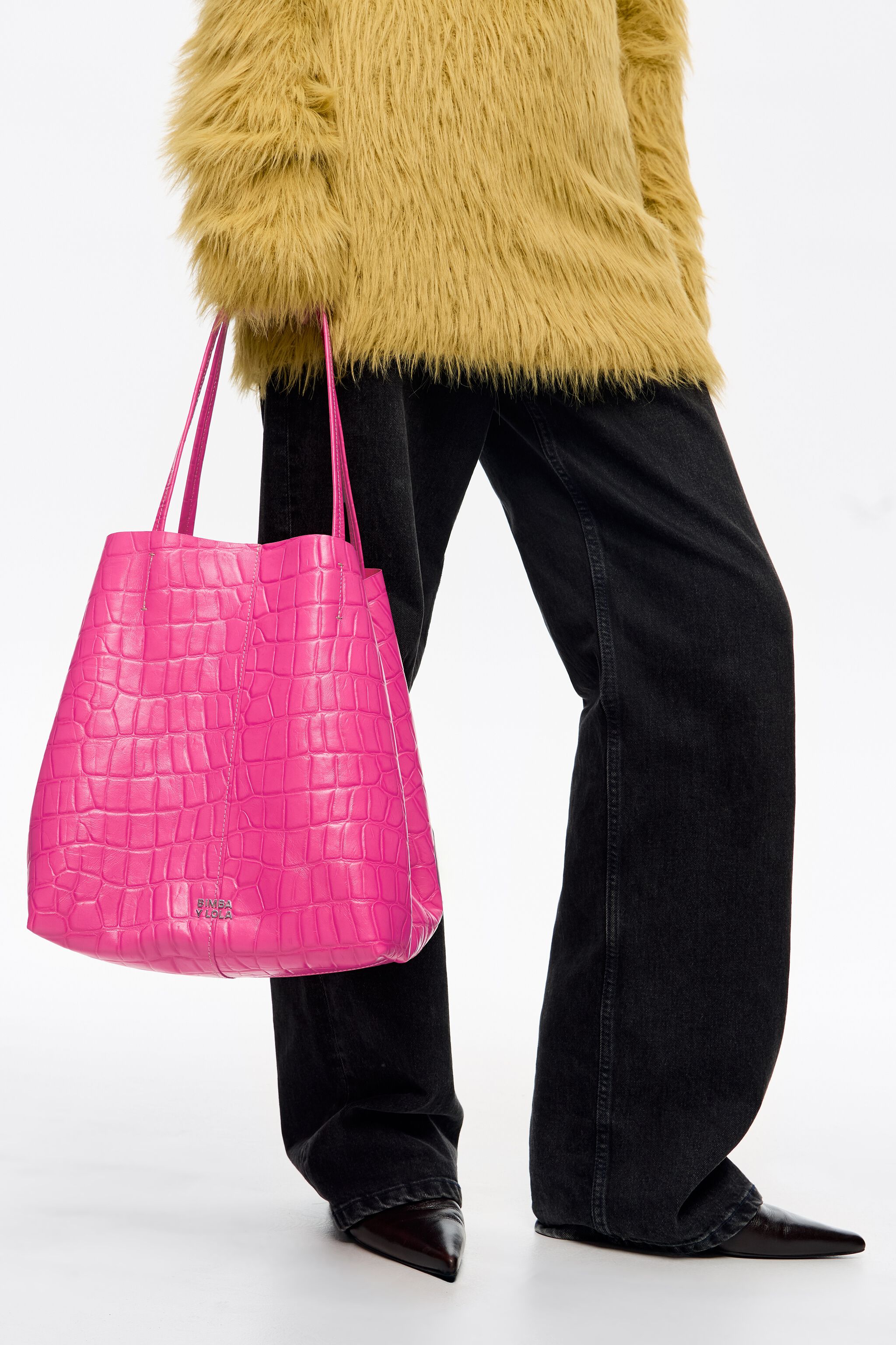 Bolso de mano grande de cuero con estampado de cocodrilo fucsia