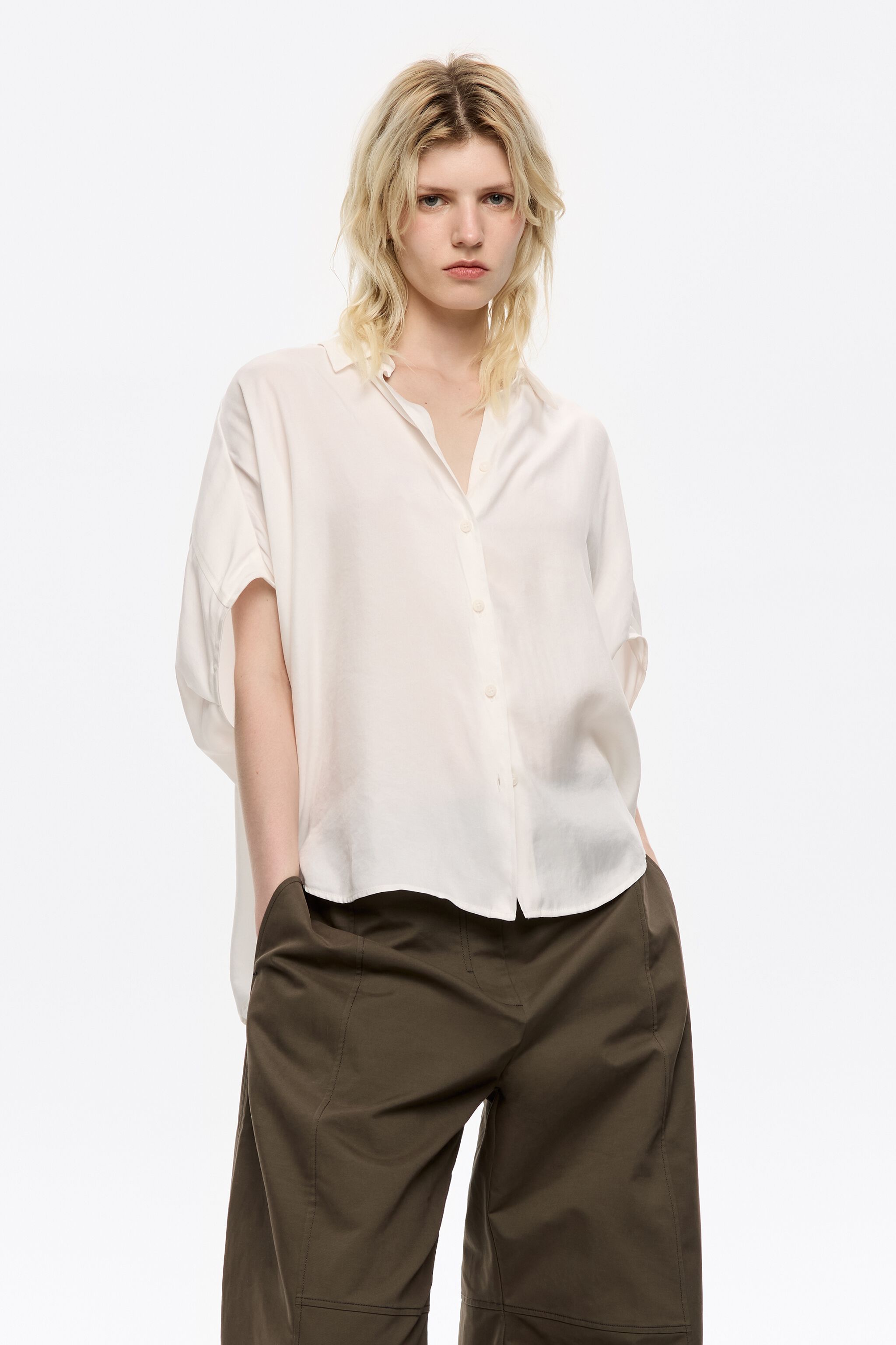 Camisa con capa fluida en marfil