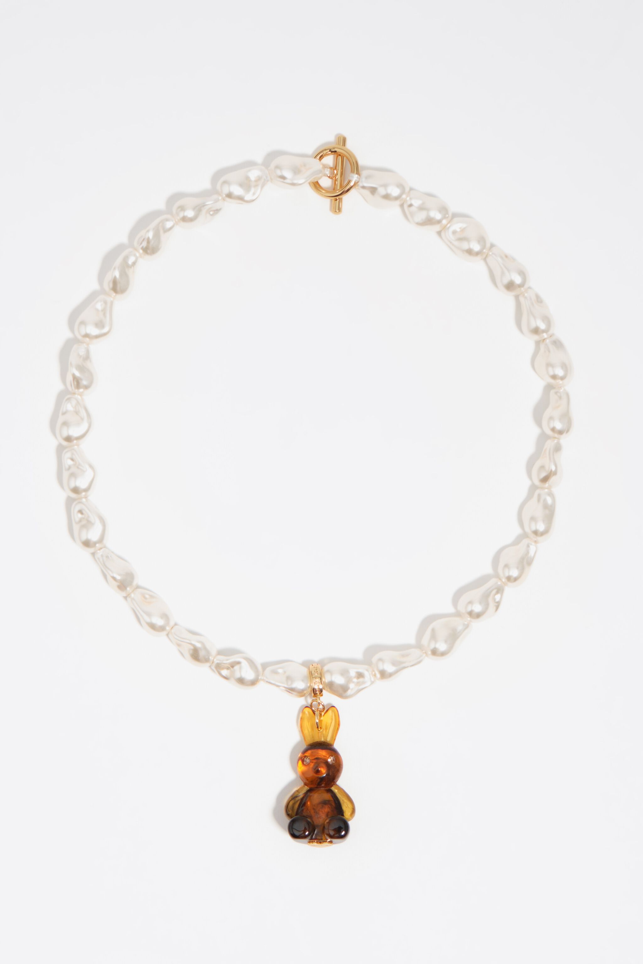 Collar de resina ámbar y conejo con perla