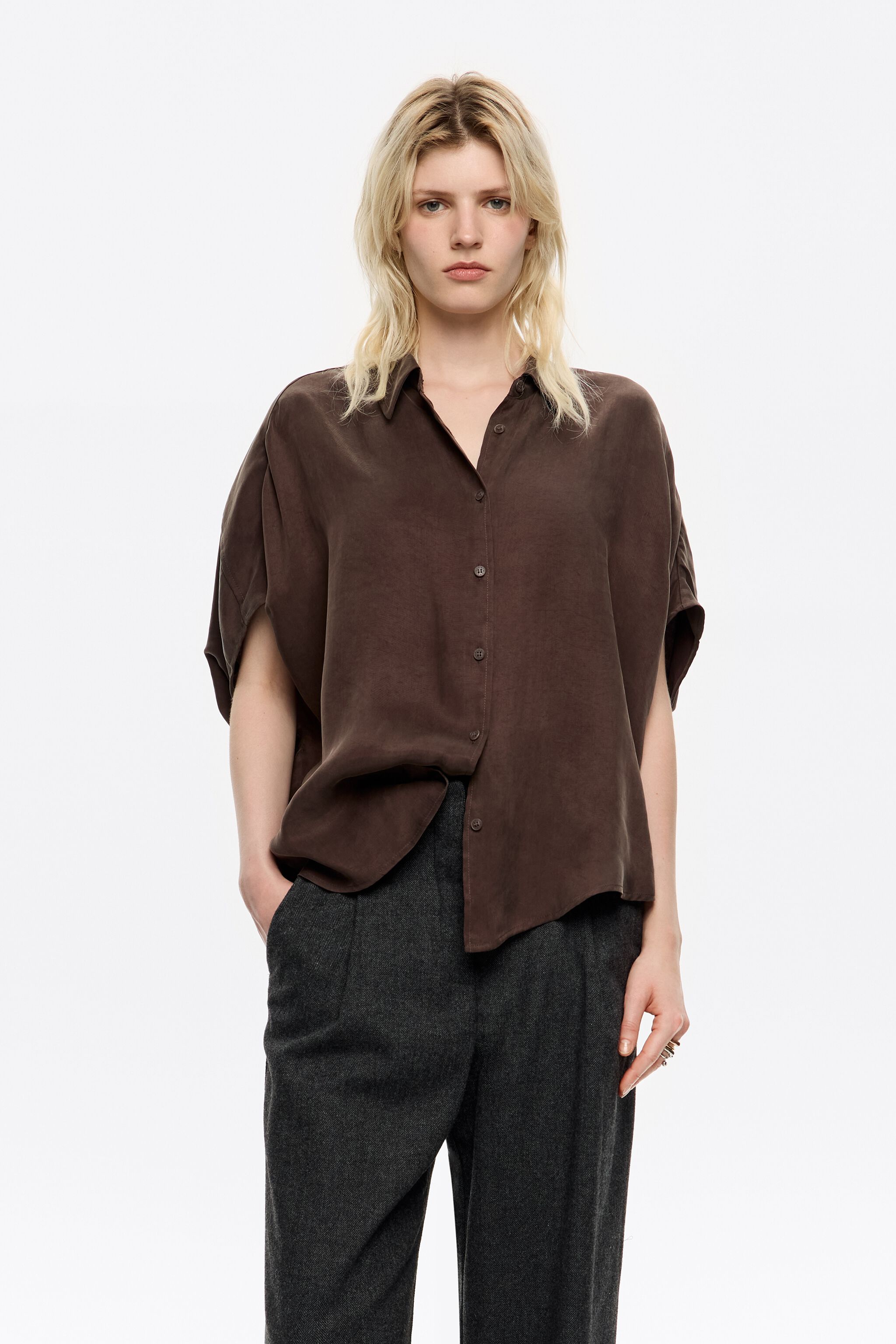 Camisa de capa fluida marrón oscuro