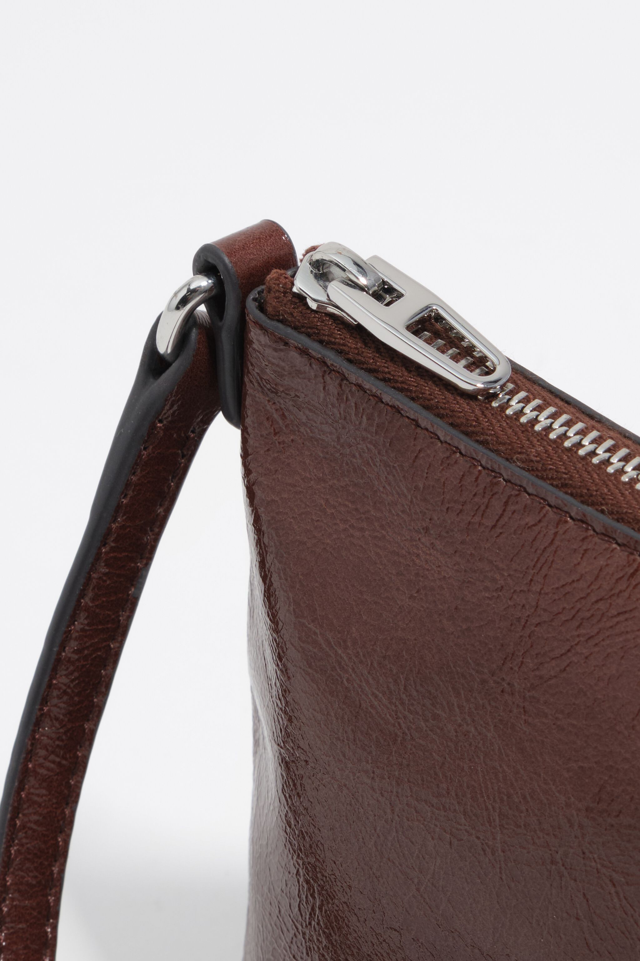 Bolso cruzado de cuero brillante mini mocha