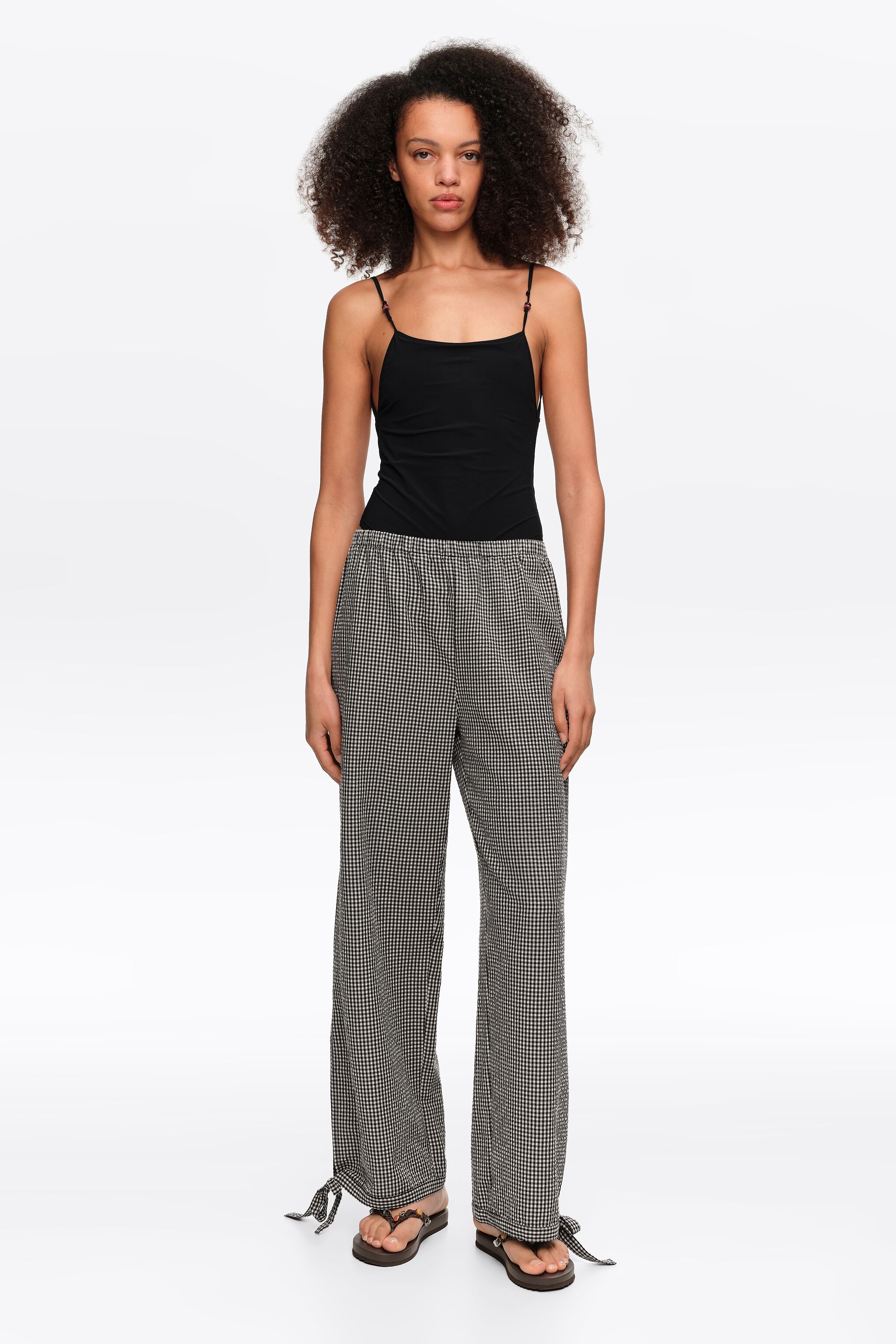 Pantalones negros con cuadros y tobilleros ajustables