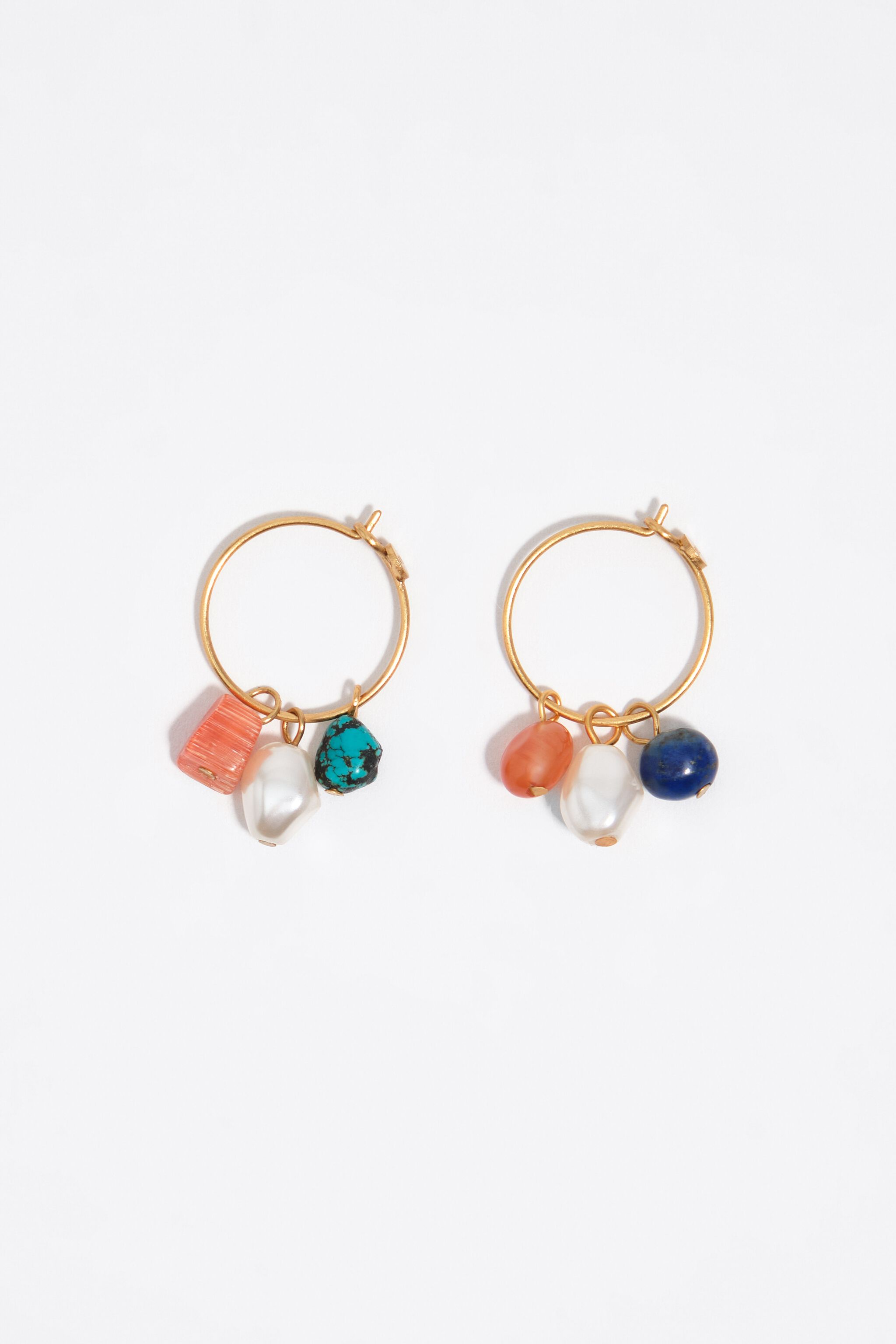 Aretes de aro con piedras multicolor y perla dorada