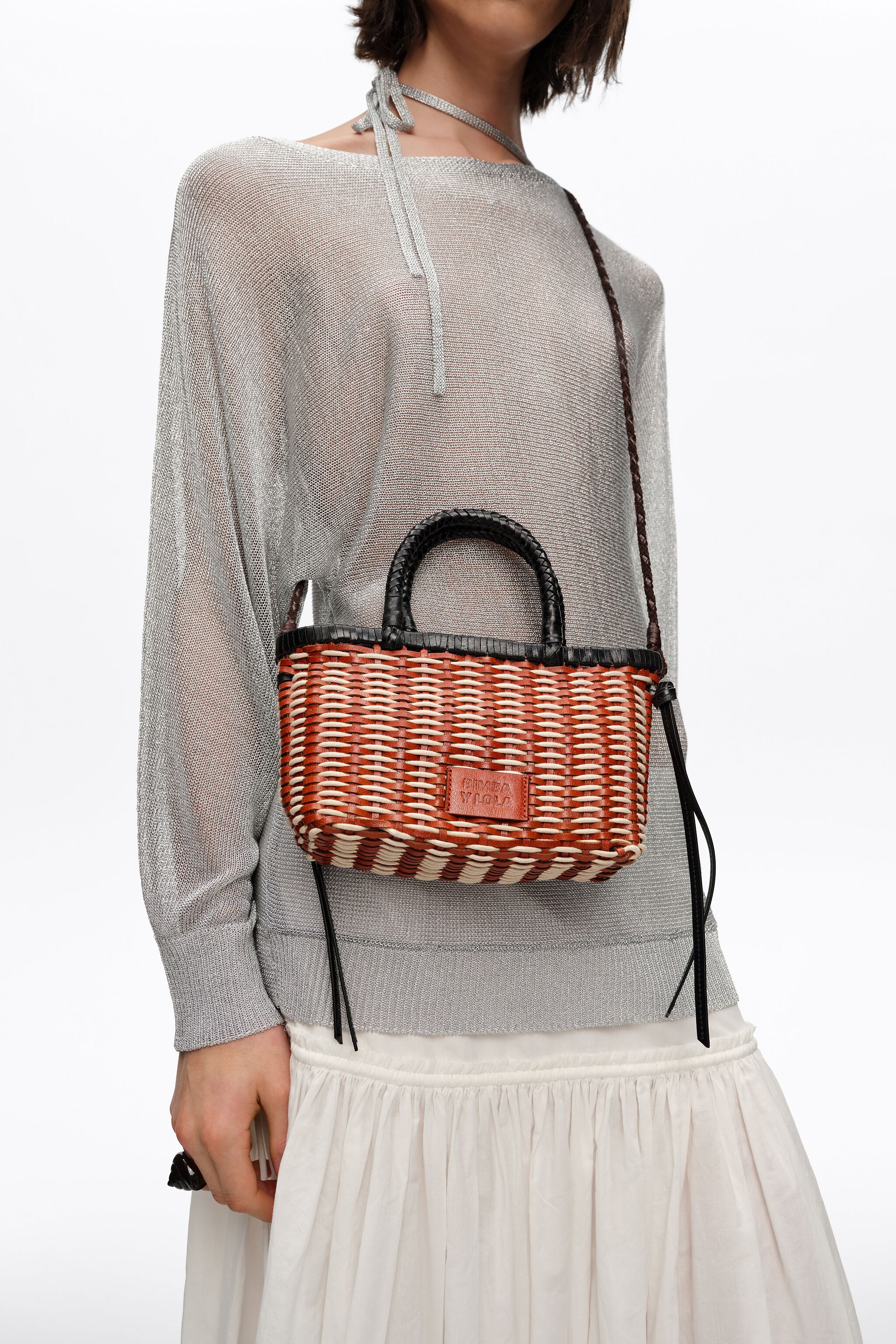 Mini bolso trenzado de cuero tostado