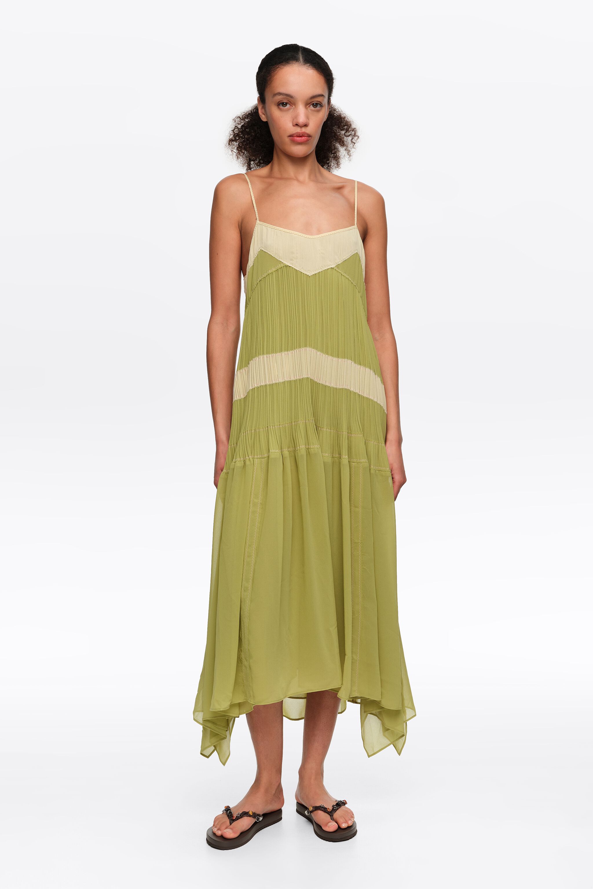 Vestido A-line con pliegues y tirantes de dos tonos