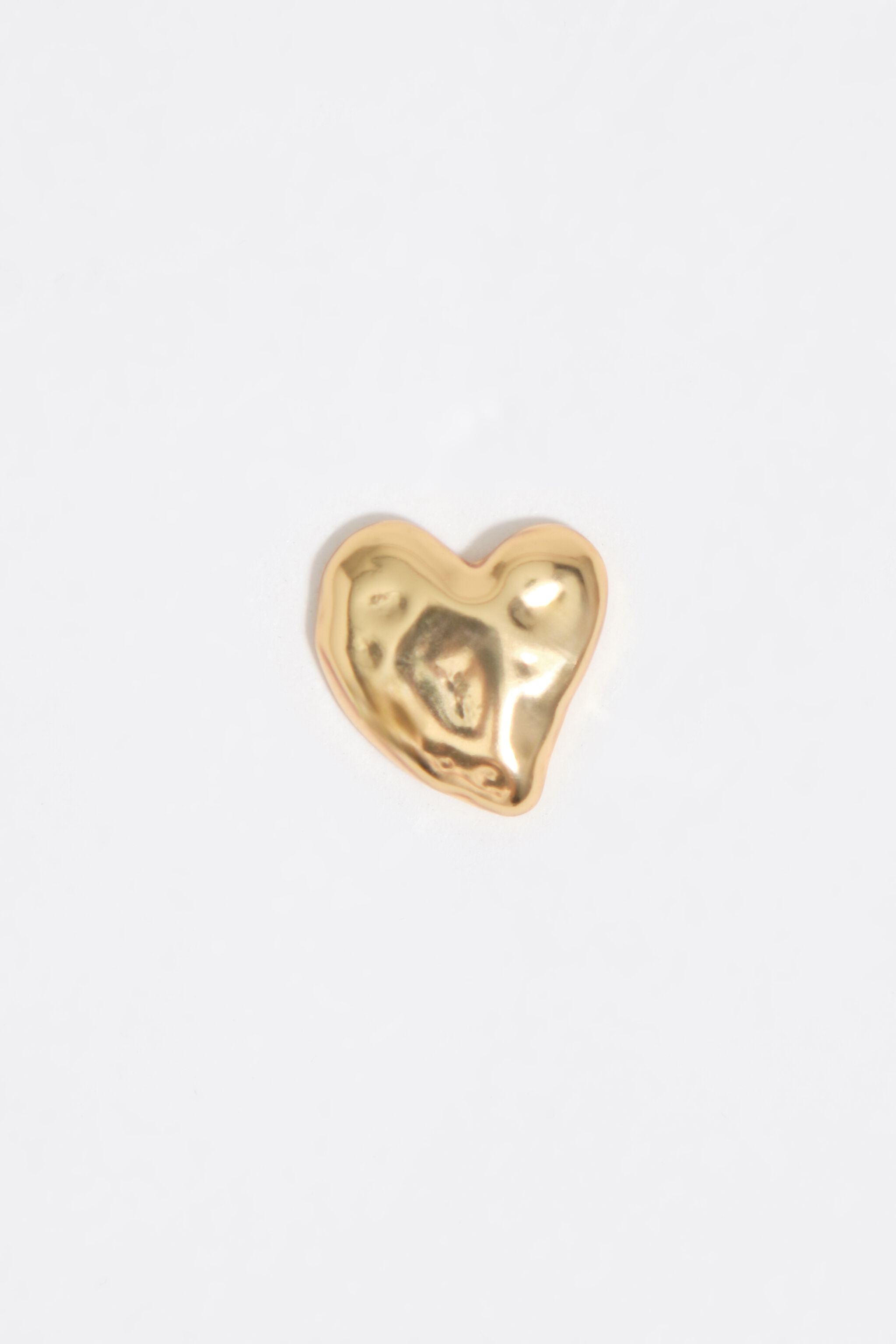 Aretes de corazón texturizado dorado