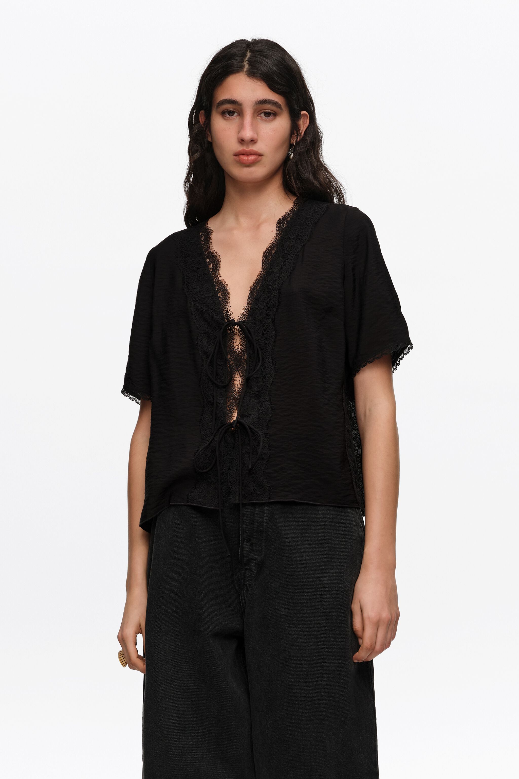 Camisa negra con cordones y encaje