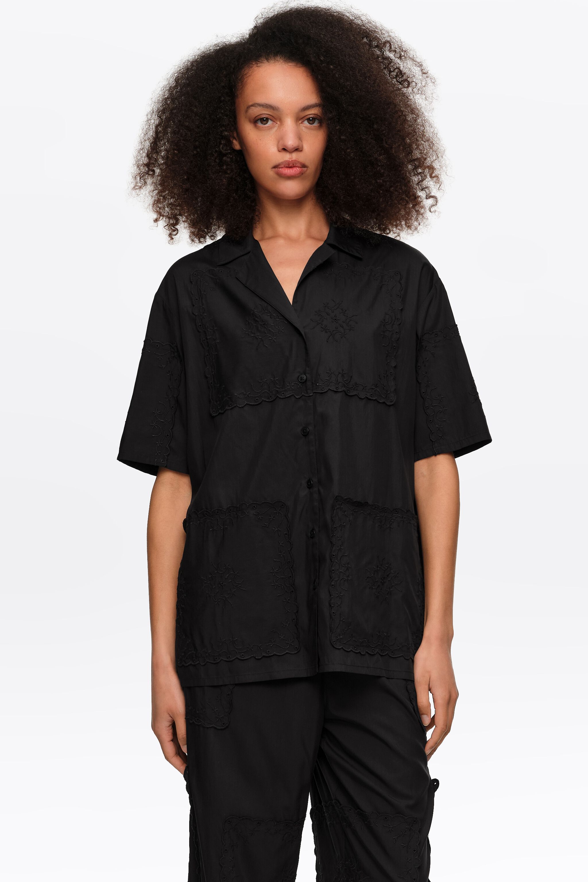 Camisa de patchwork con bordado de pañuelo negro