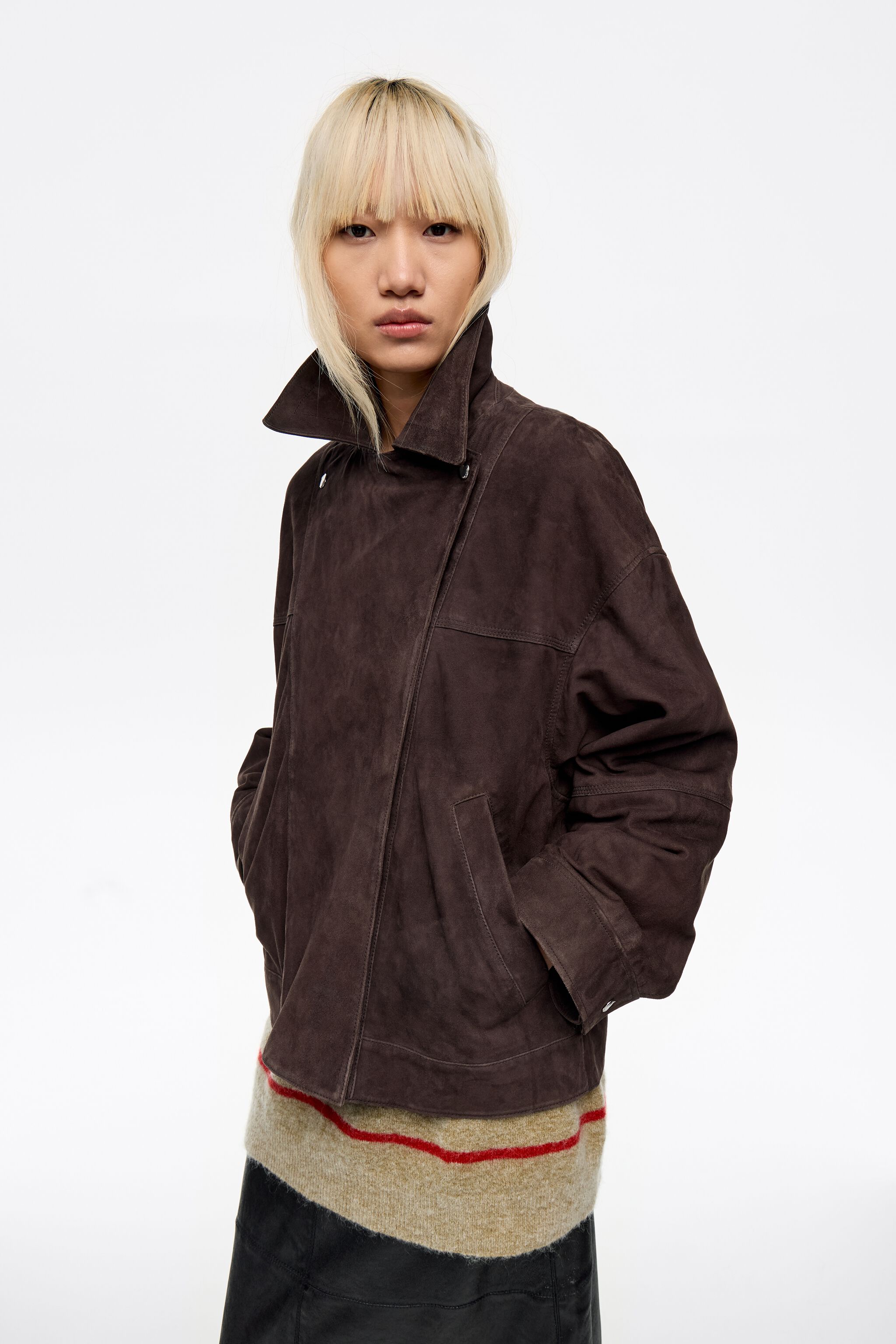 Chaqueta de ante marrón oscuro con doble botonadura