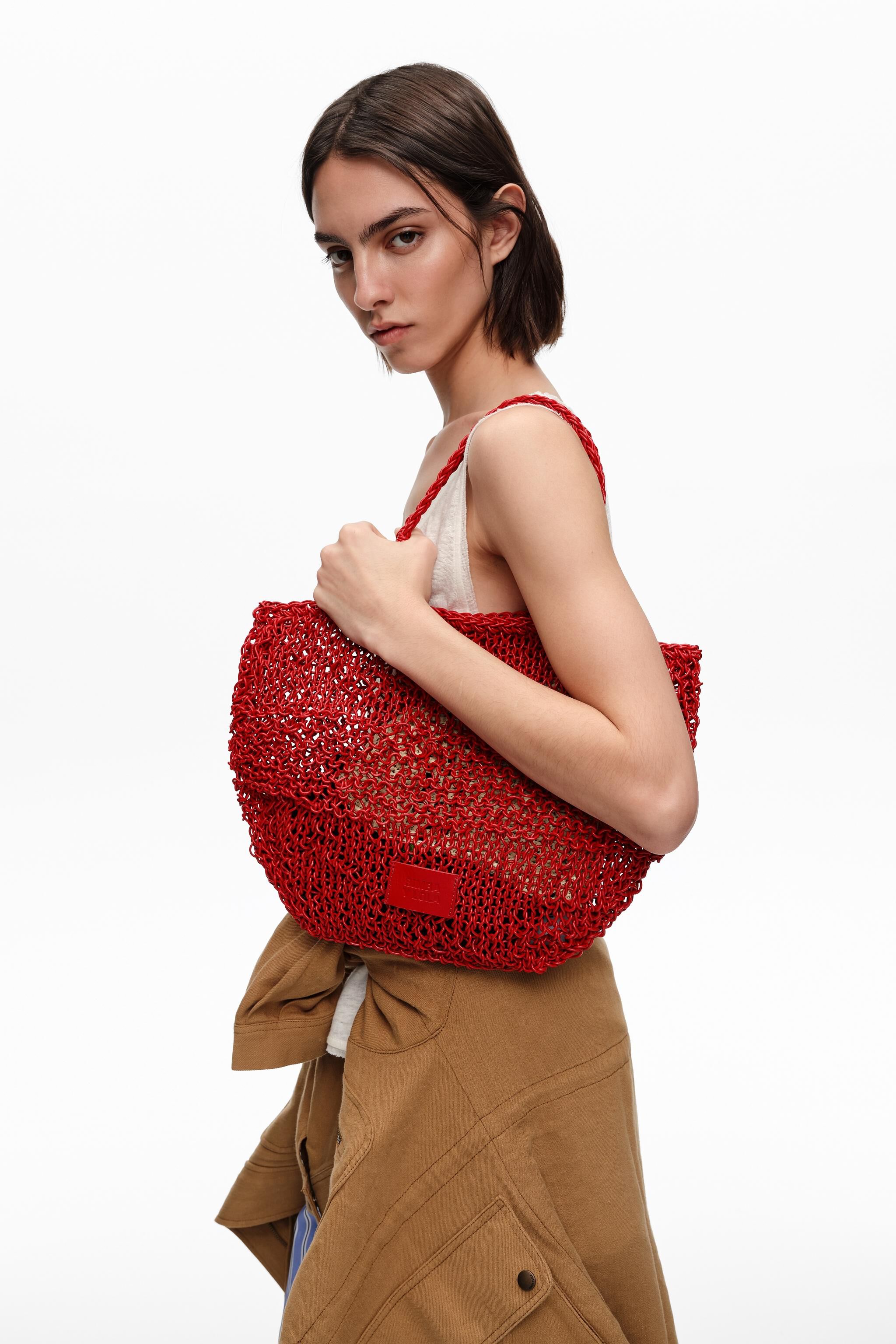 Bolso de hombro de cuero trenzado rojo mediano