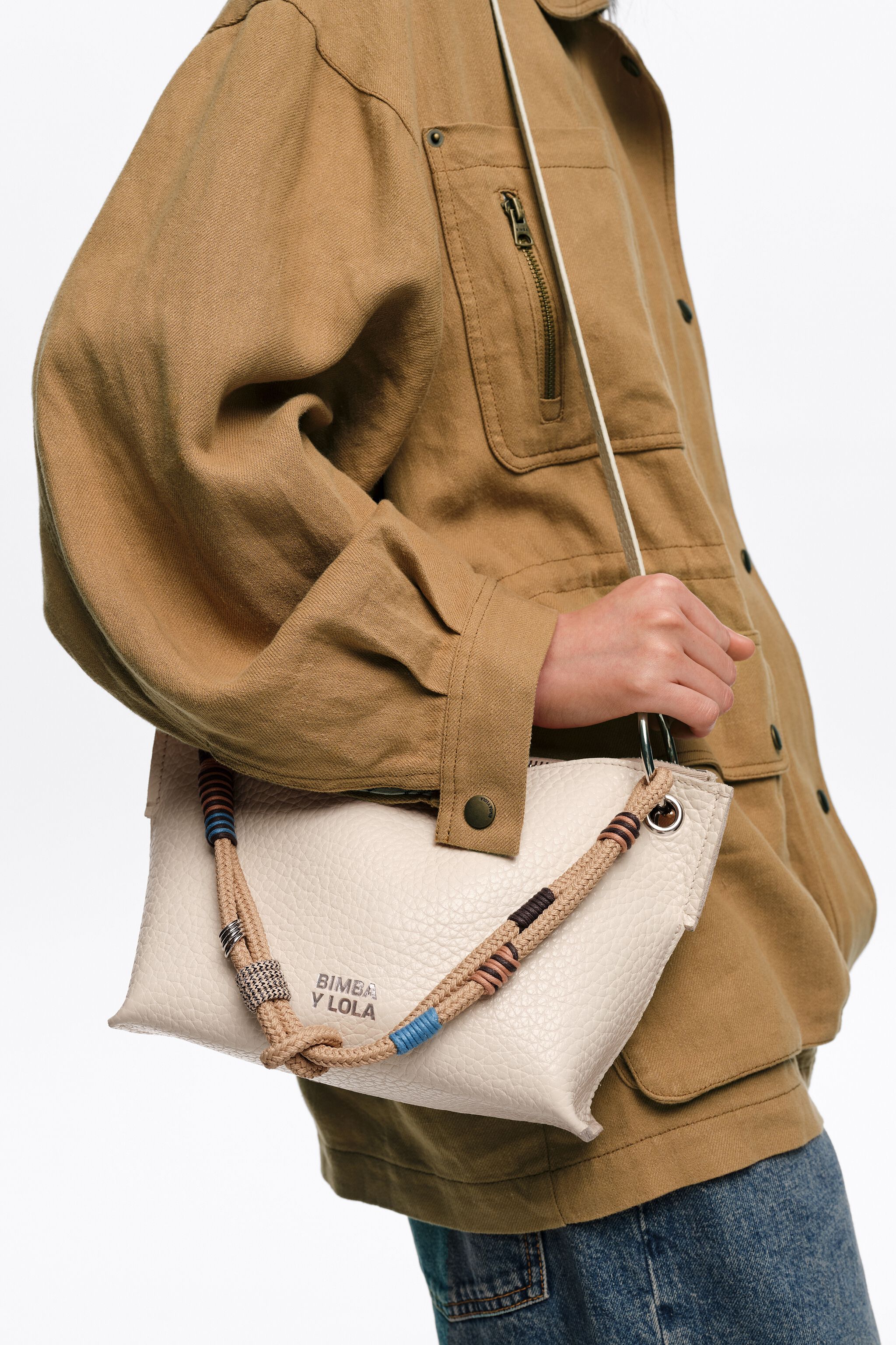 Bolso de cuero beige claro mediano tipo trapecio