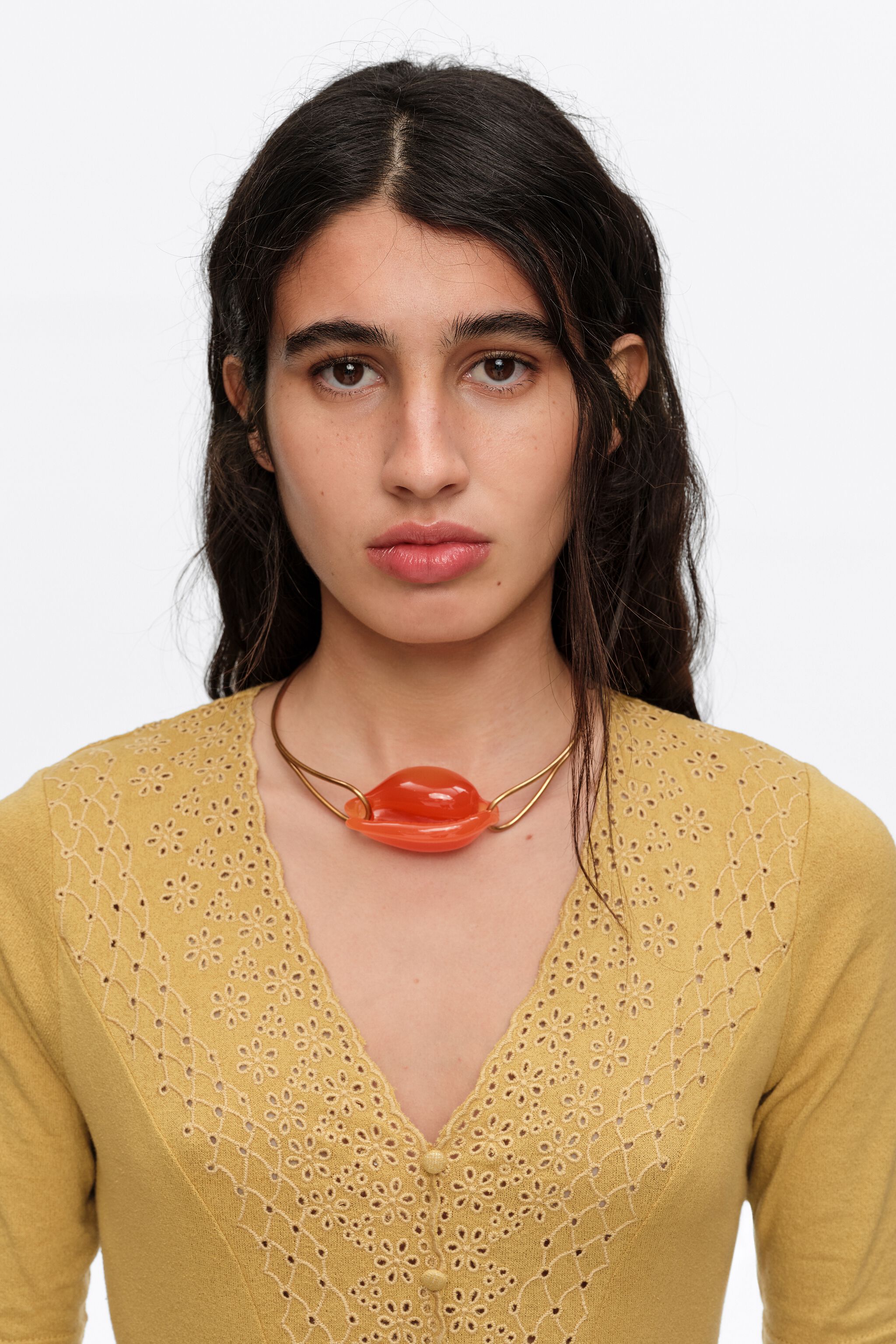 Collar de concha de mar de resina naranja