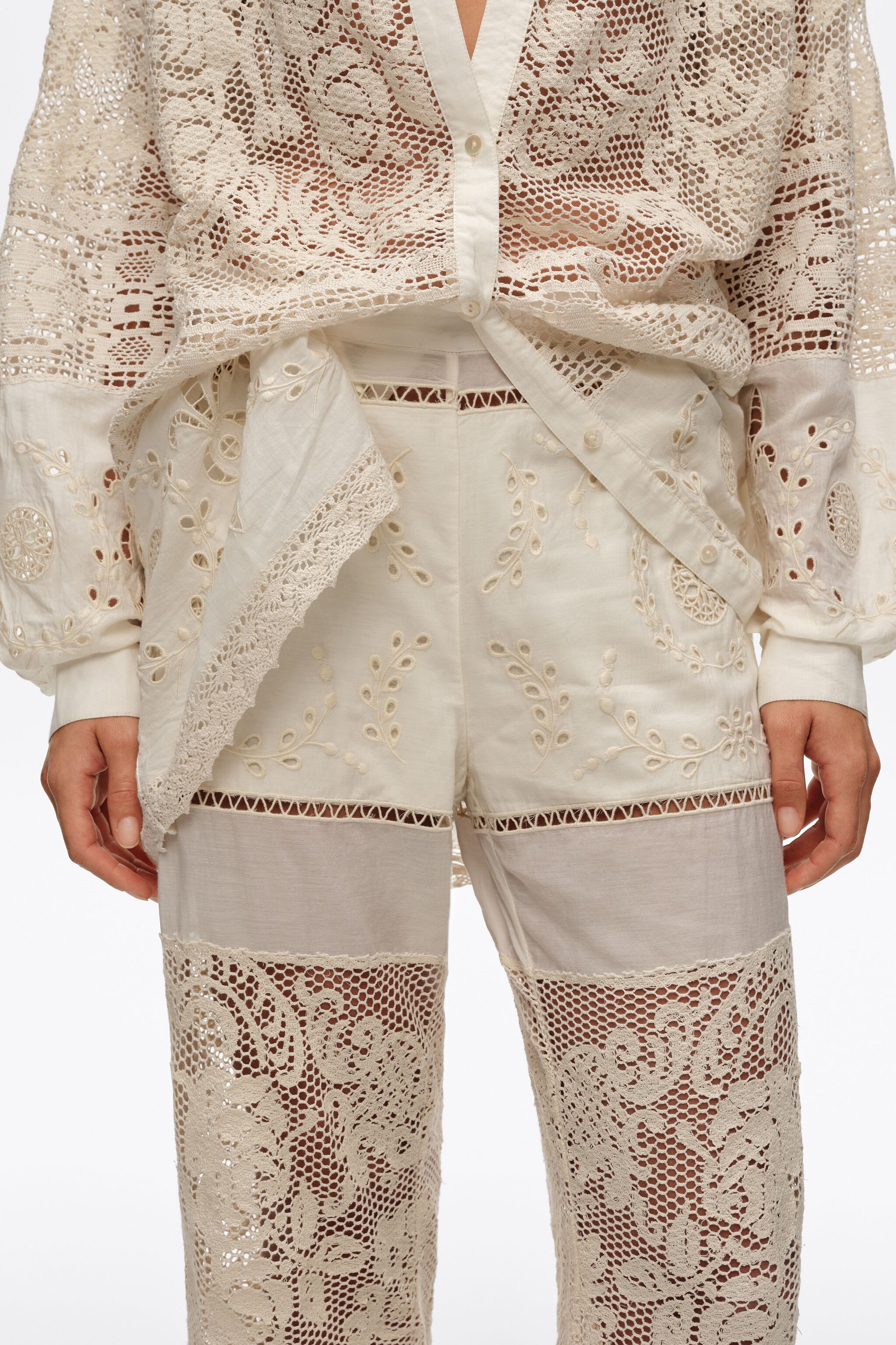 Pantalones ecru con bordado y tejido abierto