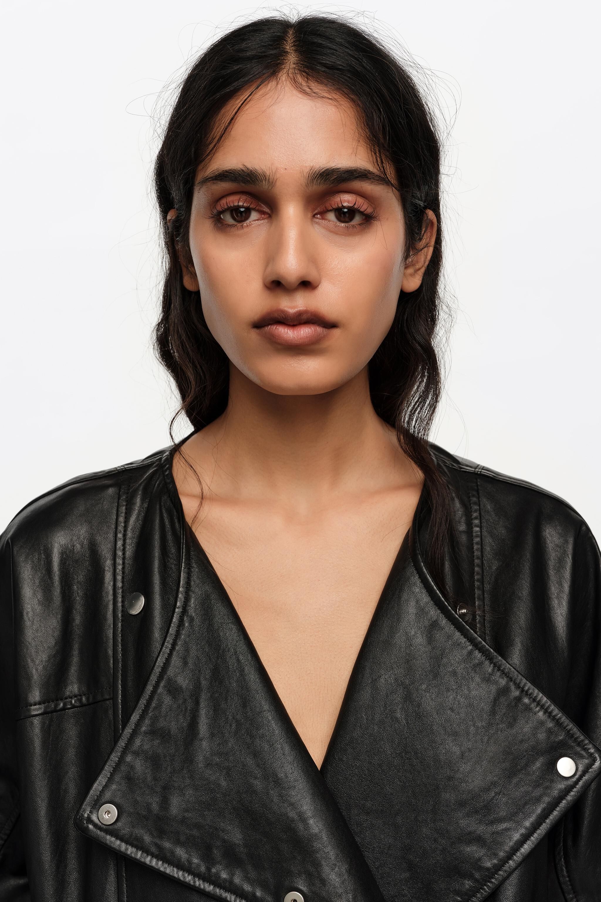 Chaqueta de cuero negro con doble botonadura