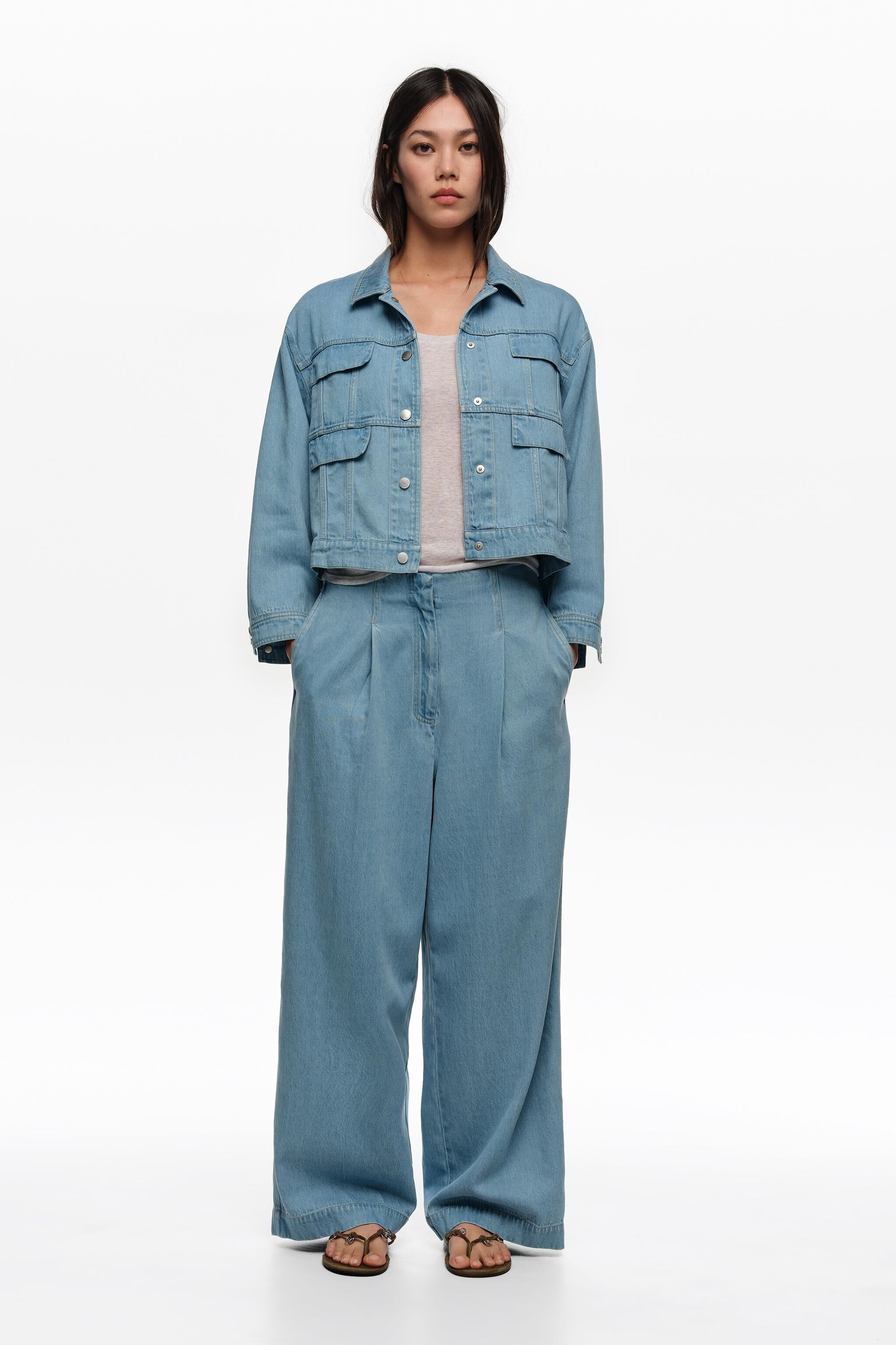 Pantalones rectos de denim fluido azul claro con pliegues