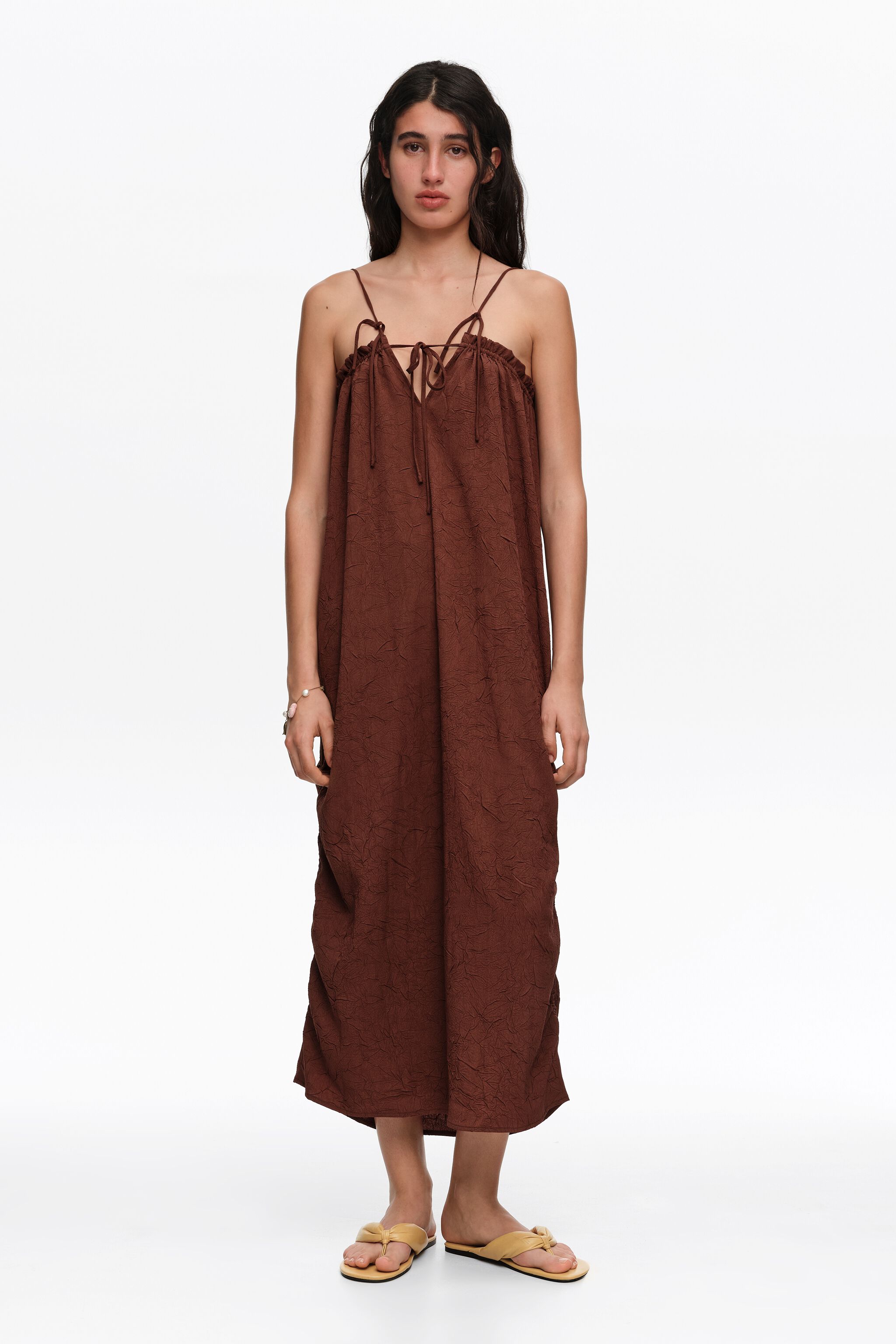 Vestido midi marrón con correas ajustables