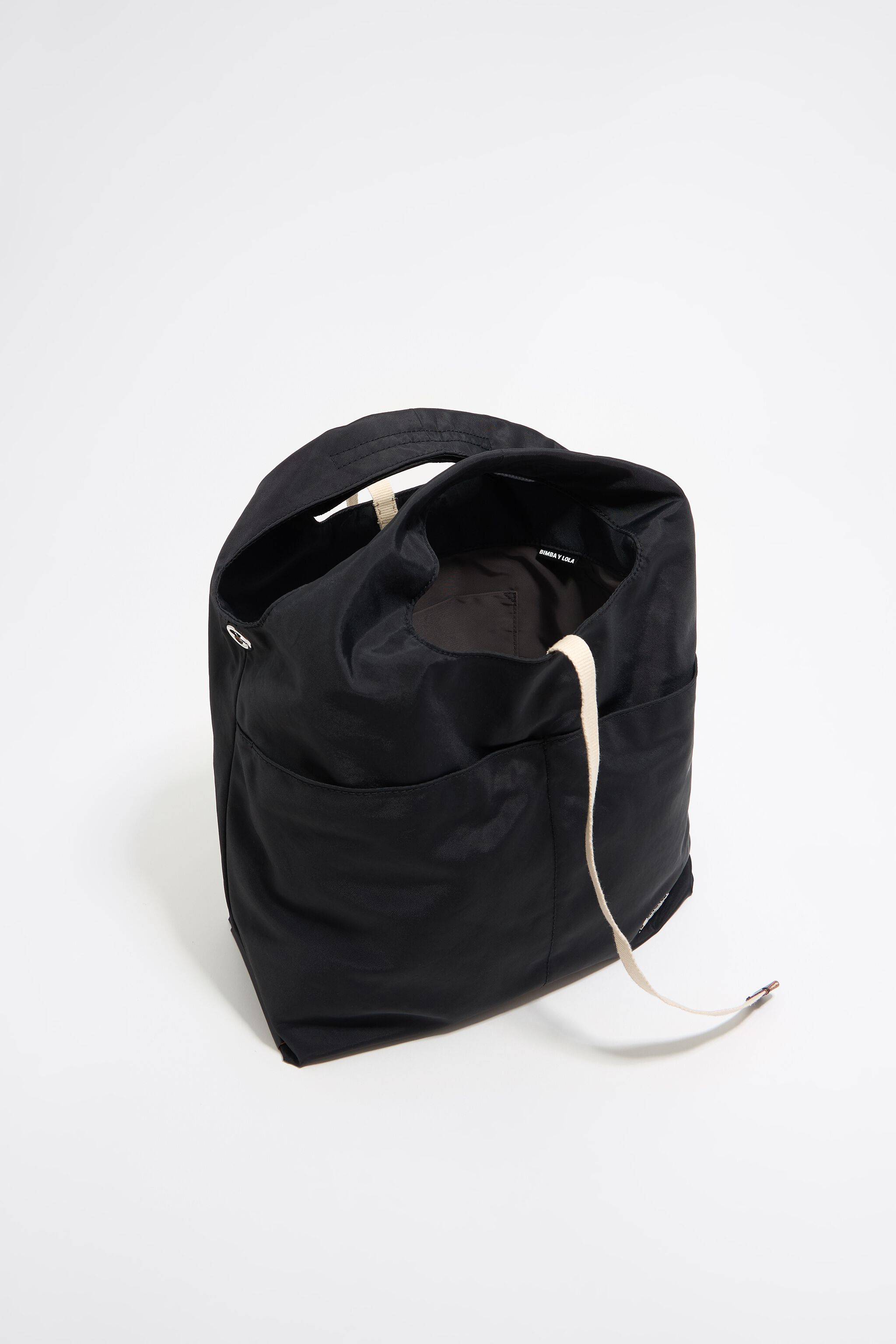 Bolso de papel negro de nailon pequeño