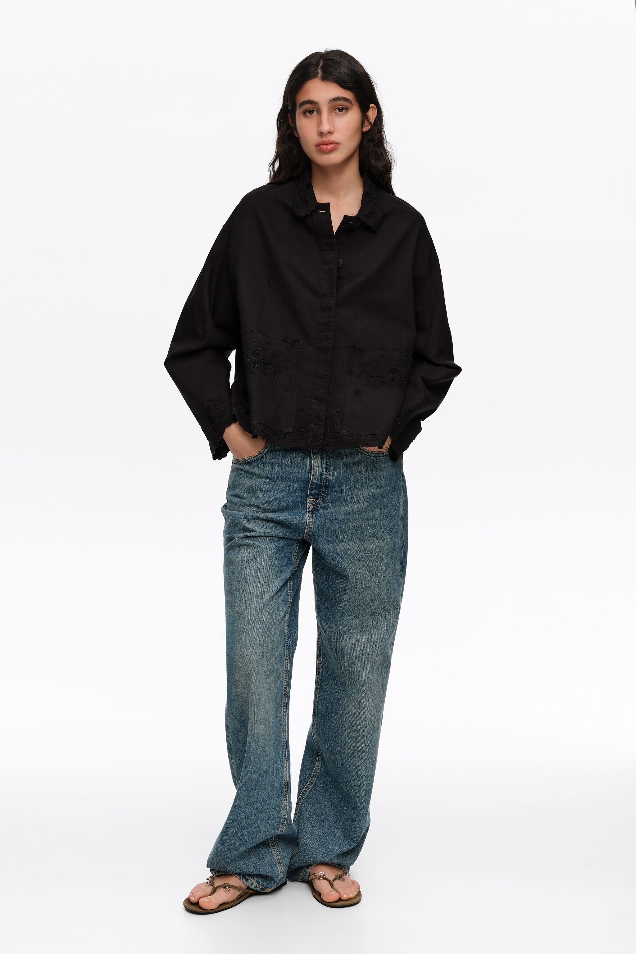 Chaqueta recta con bordado negro