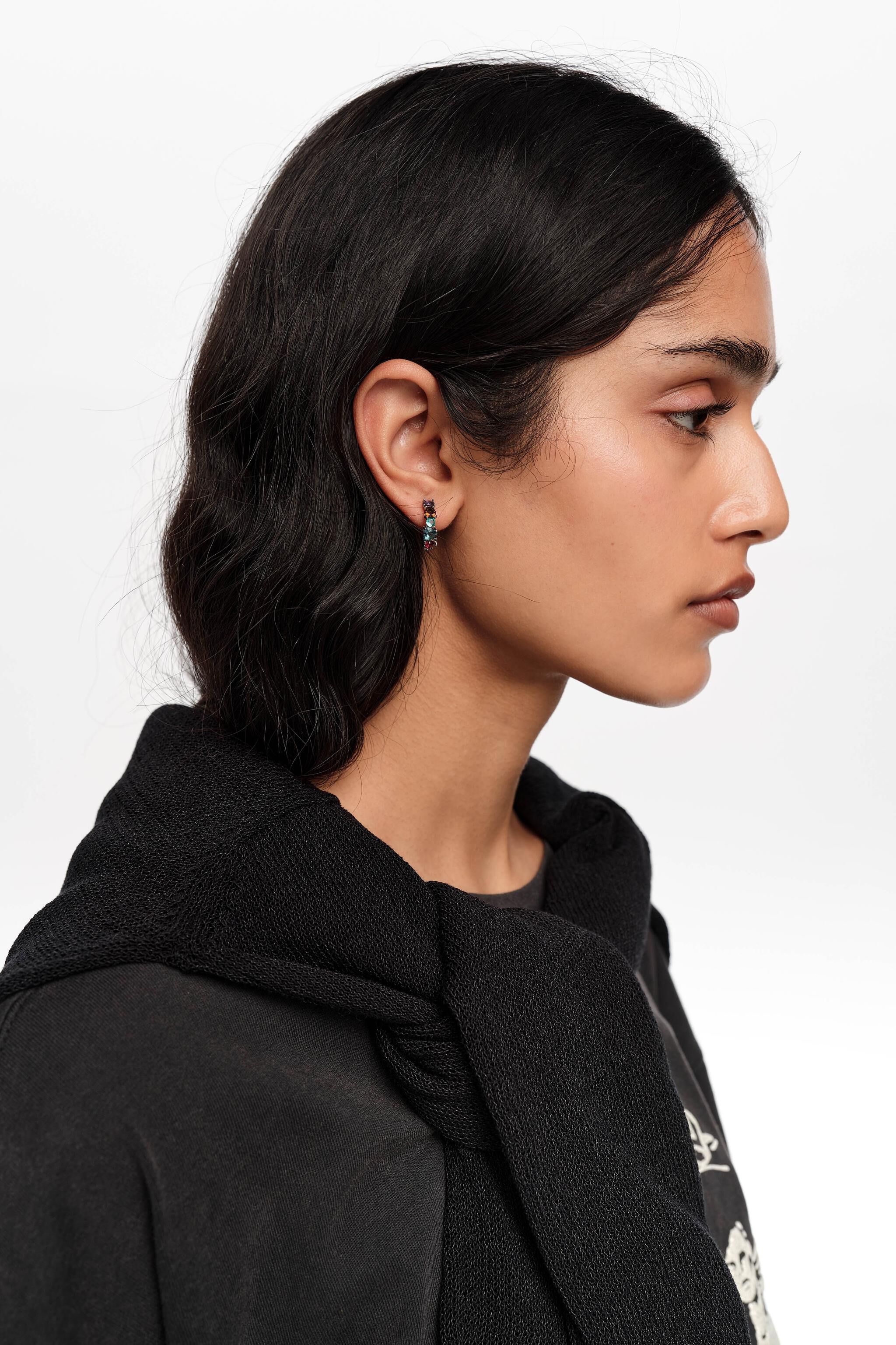 Aretes de aro con corazones de cristal pequeños