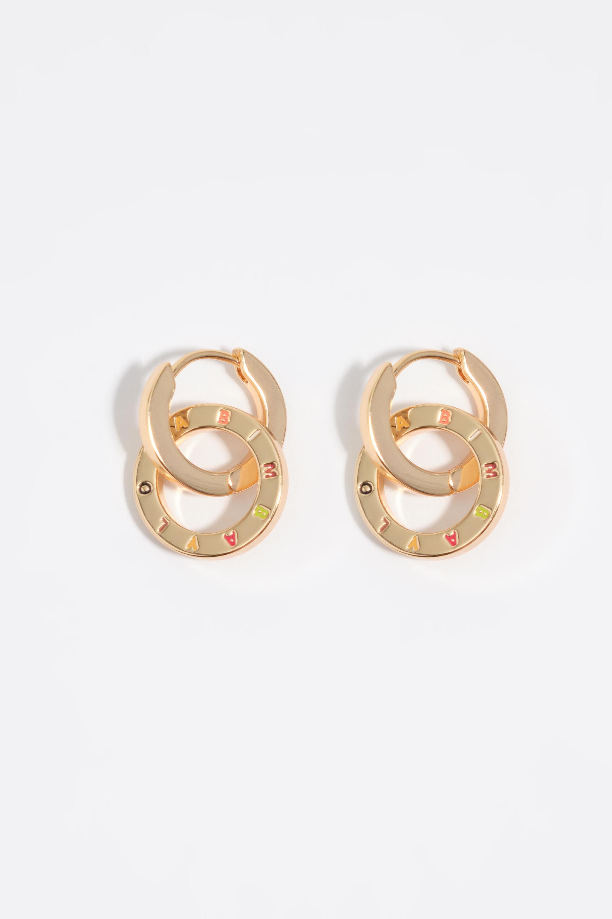 Pendientes de aro doble con logotipo dorado