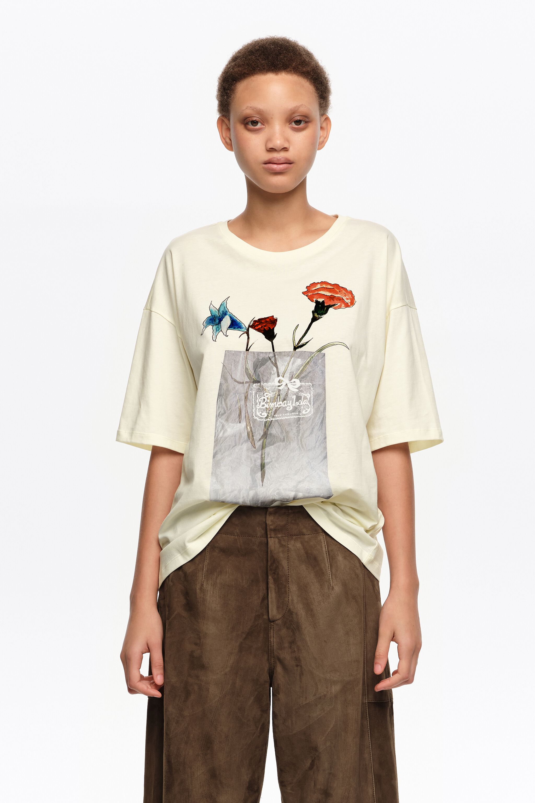 Camiseta con estampado floral en marfil