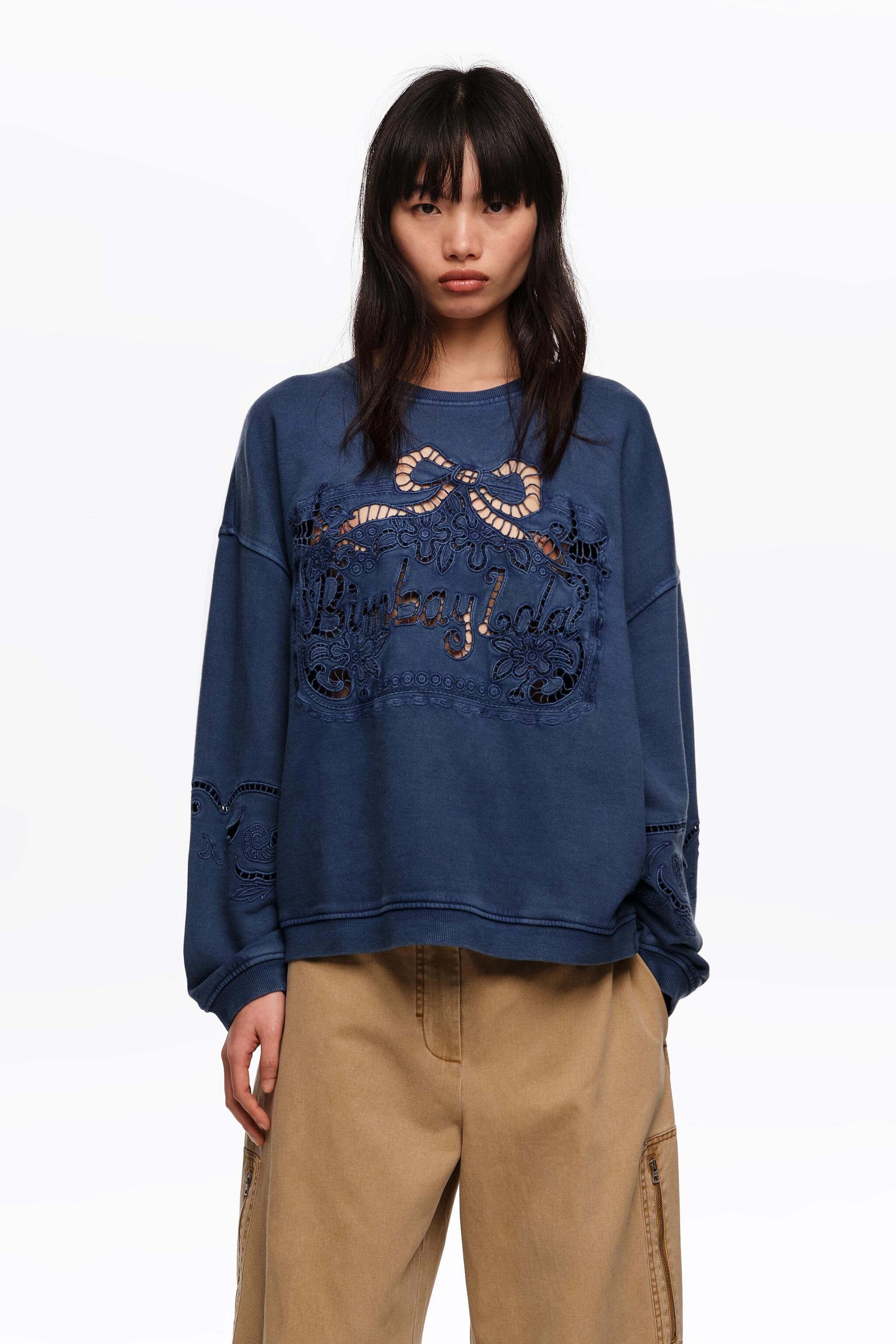 Sudadera azul desgastada con logo maxi broderie anglaise