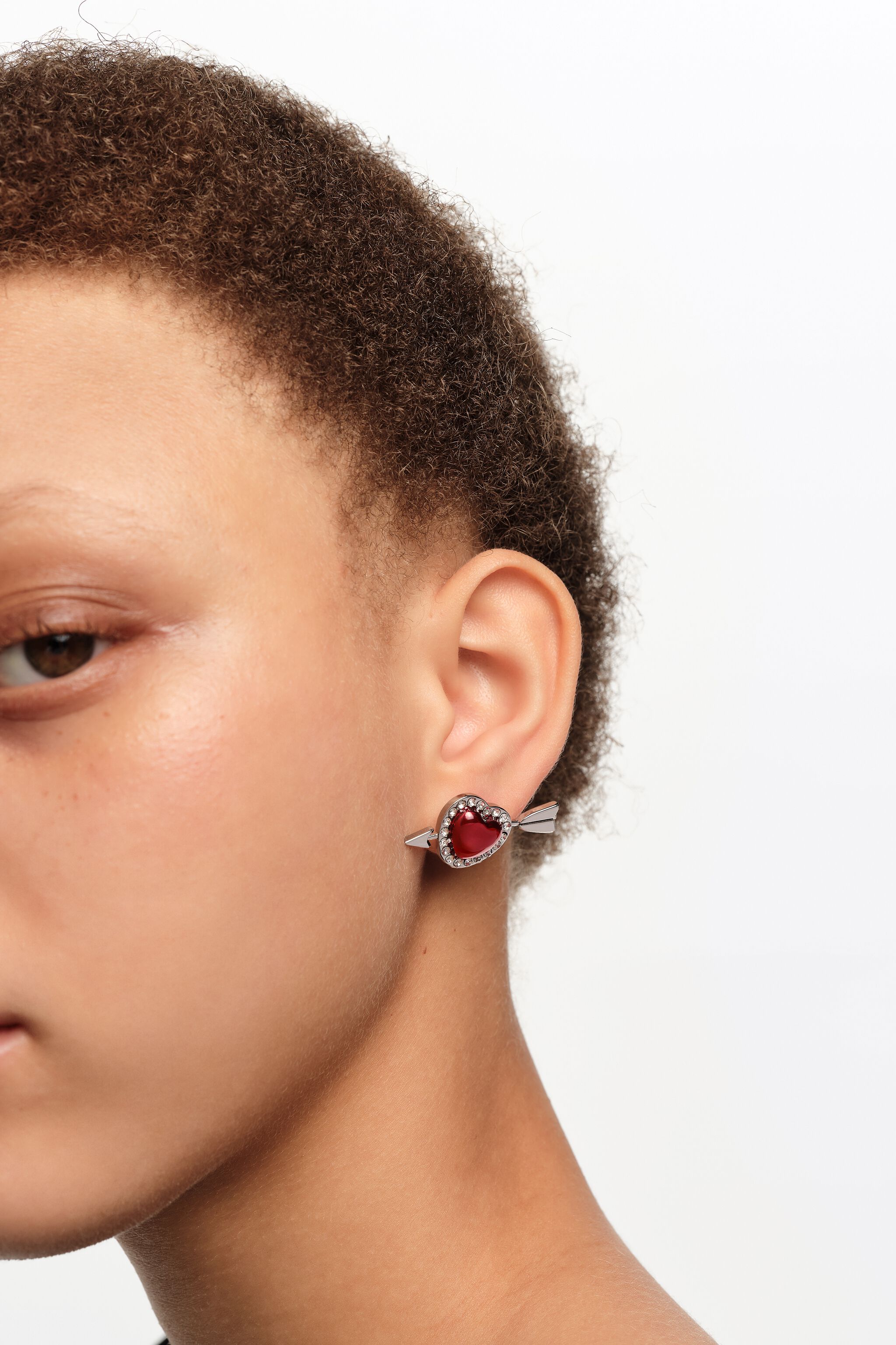 Aretes de corazón rojo y flecha