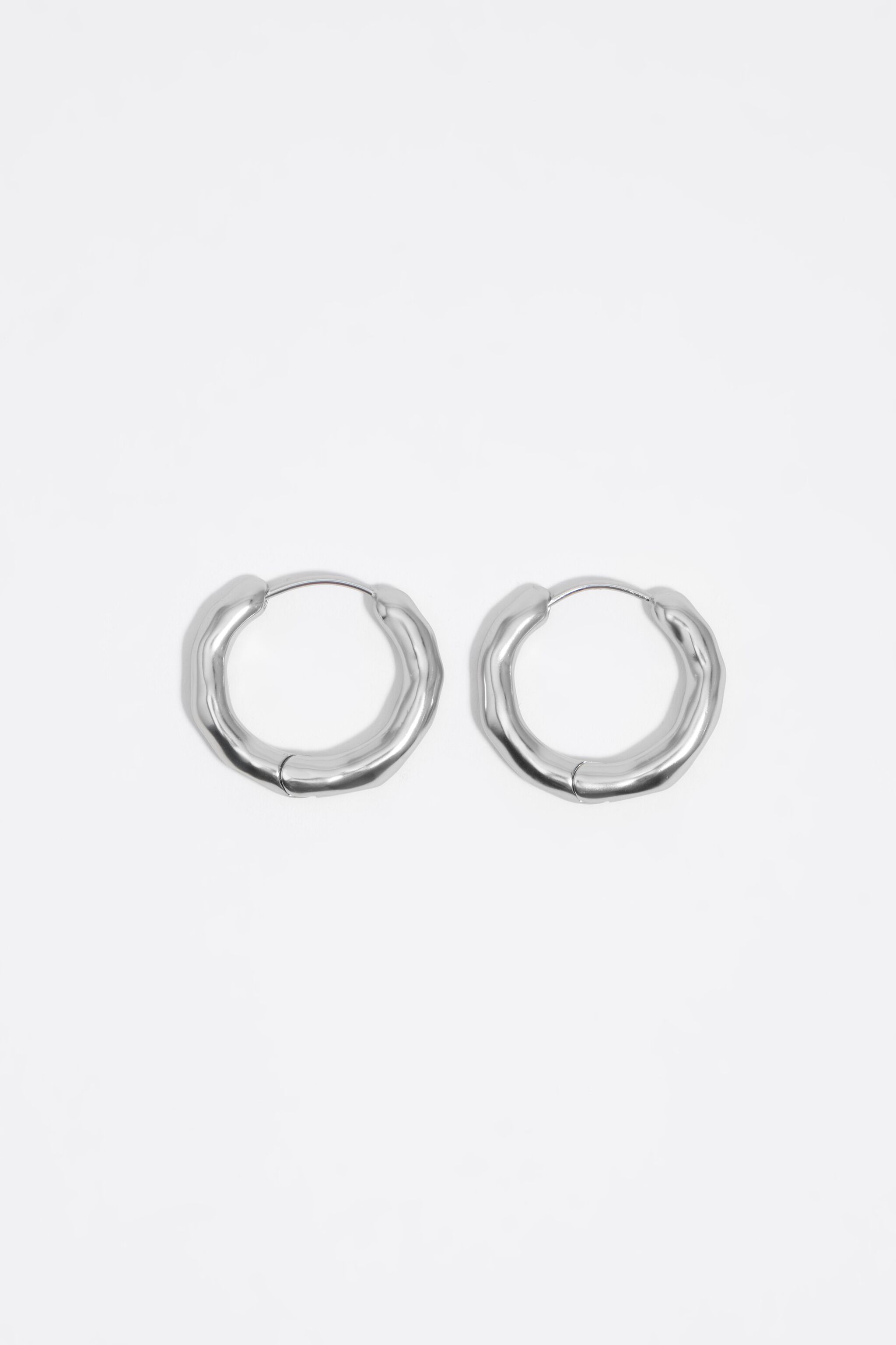 Aretes de aro irregulares plateados
