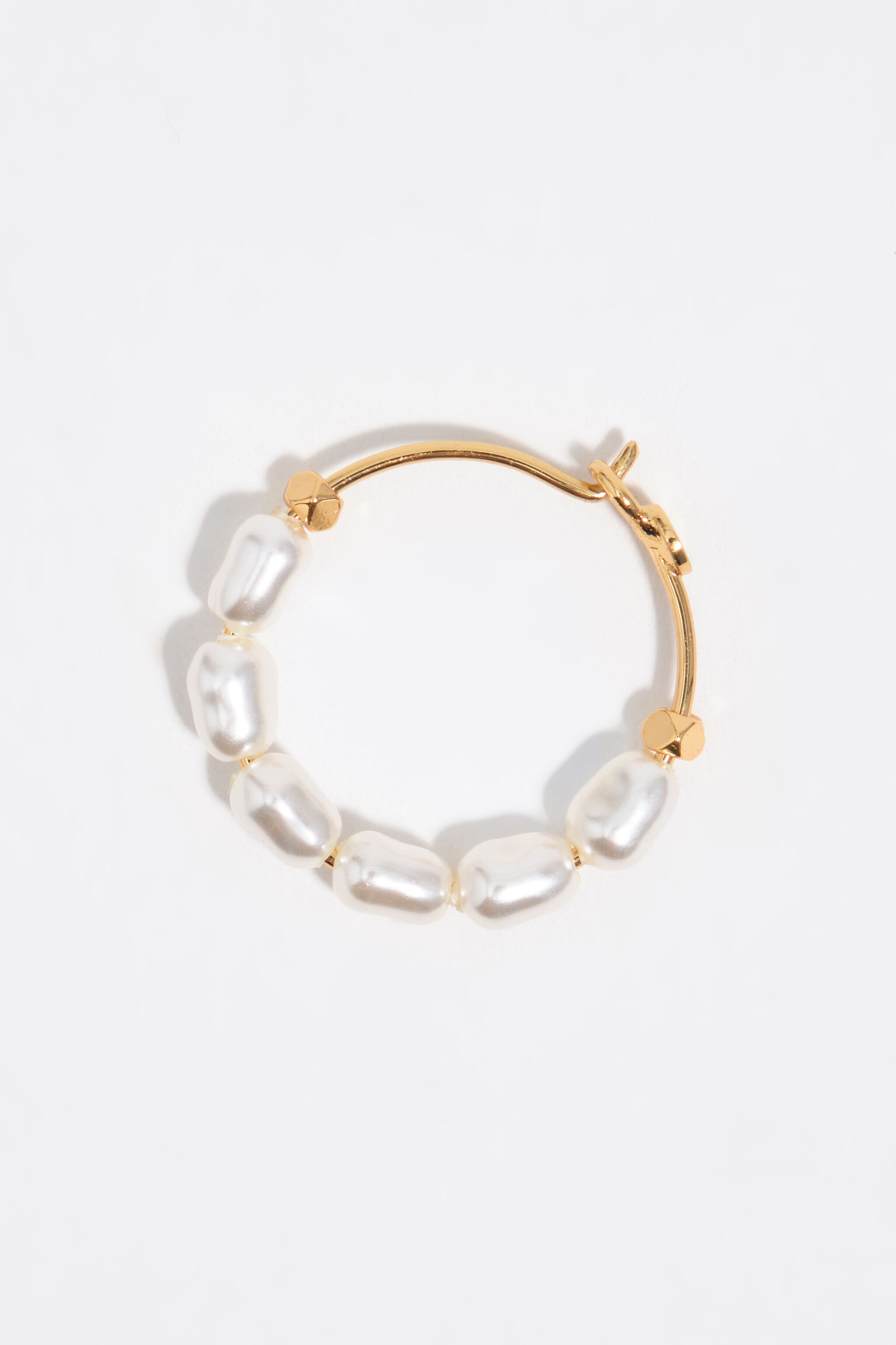 Aretes de aro dorado con perlas y cadenas