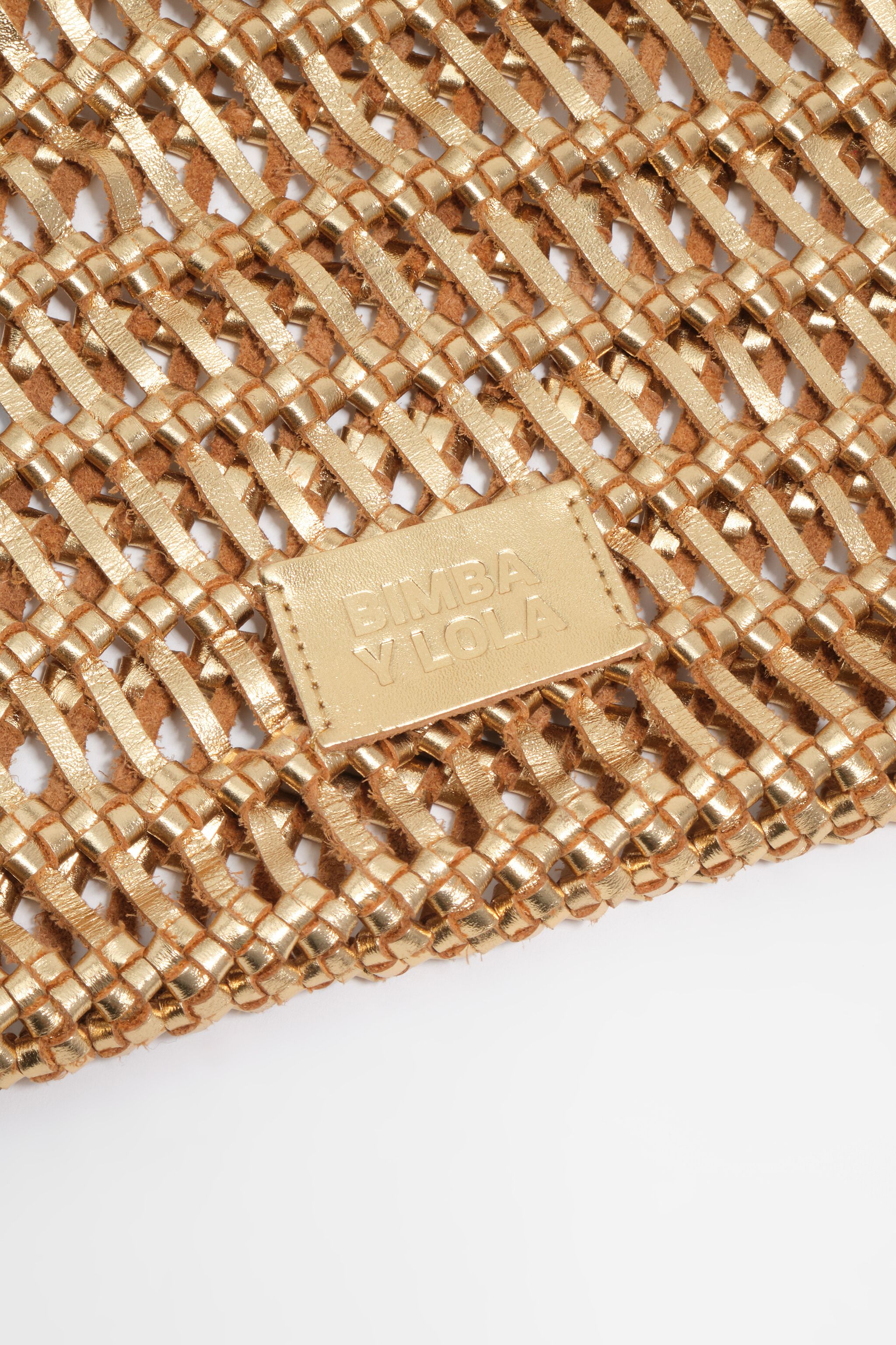 Bolso de cuero trenzado dorado
