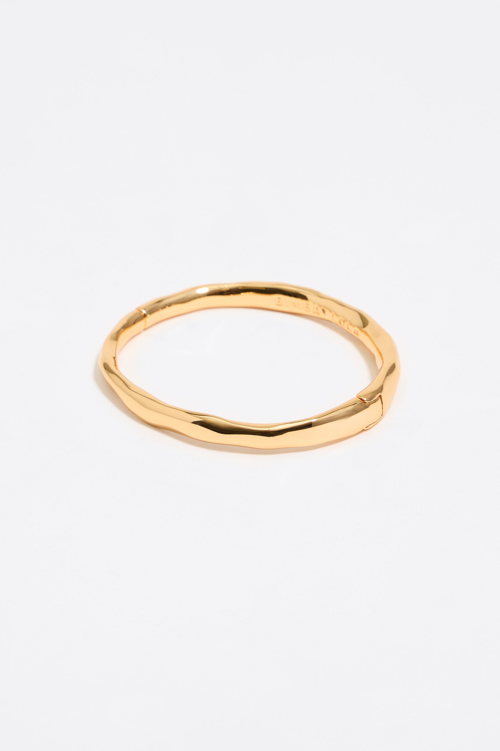 Brazalete irregular con tono dorado