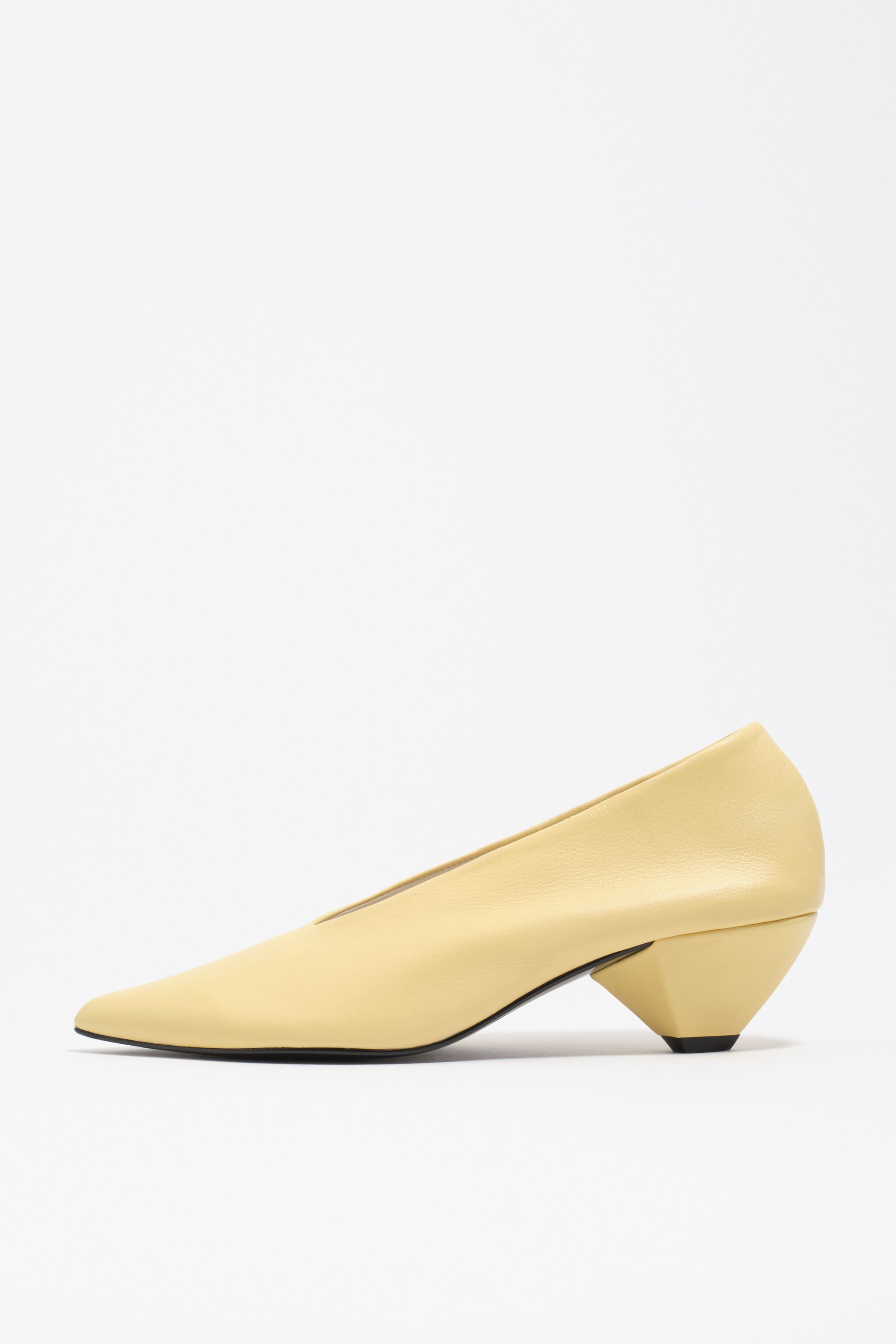 Zapato de tacón medio de cuero amarillo