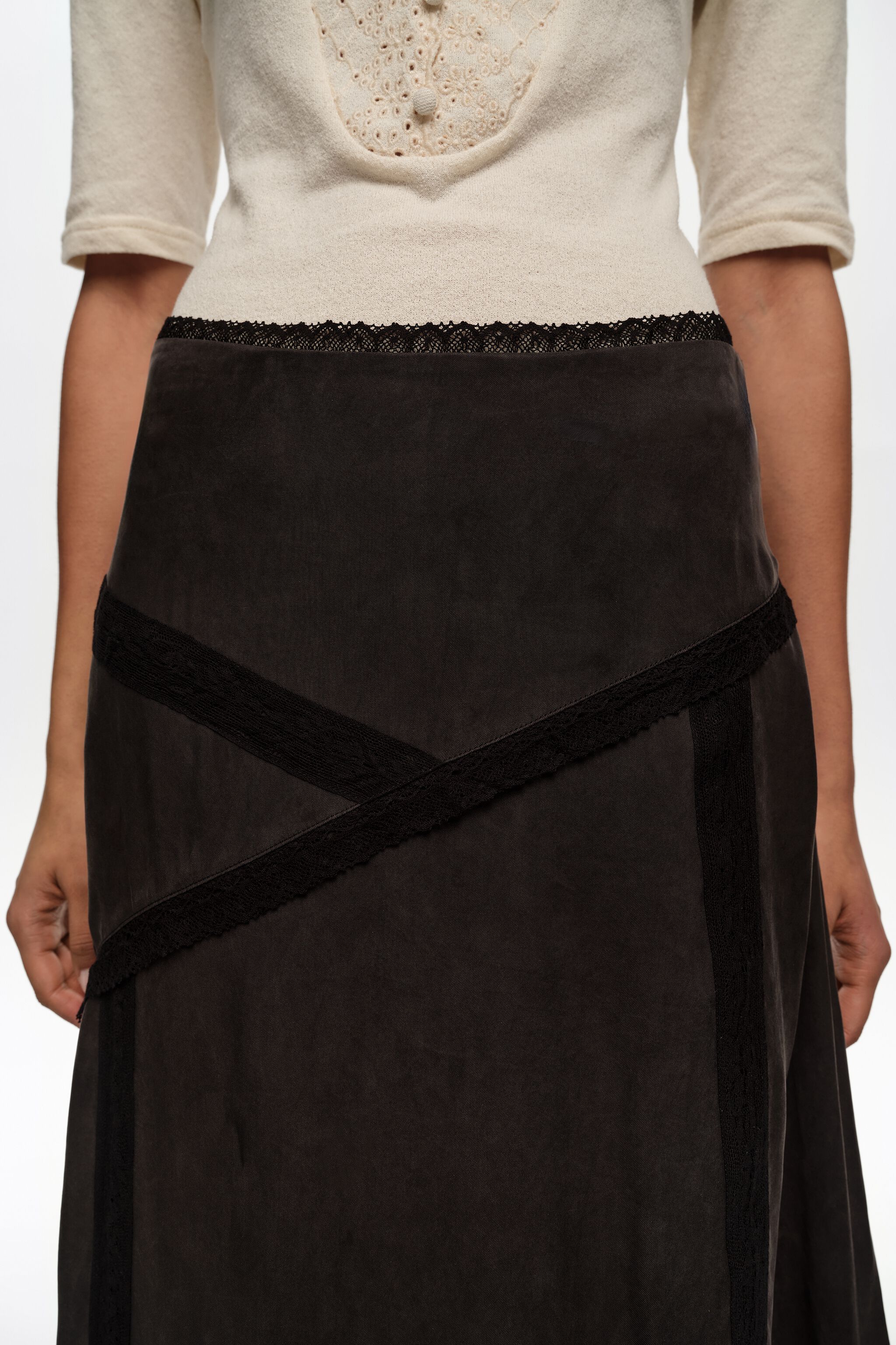 Falda midi de encaje negro lavado