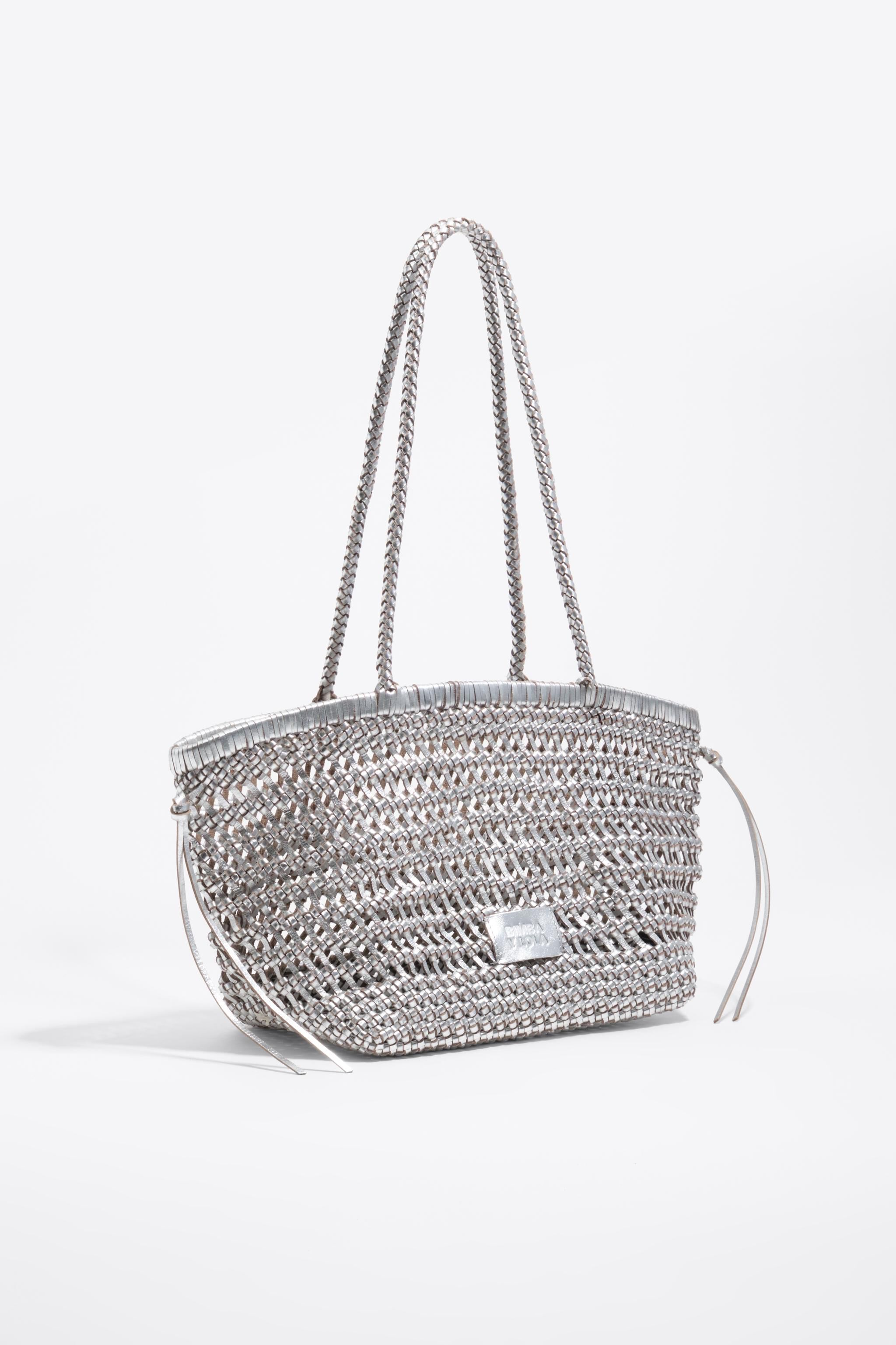 Bolso de mano de cuero trenzado plateado grande