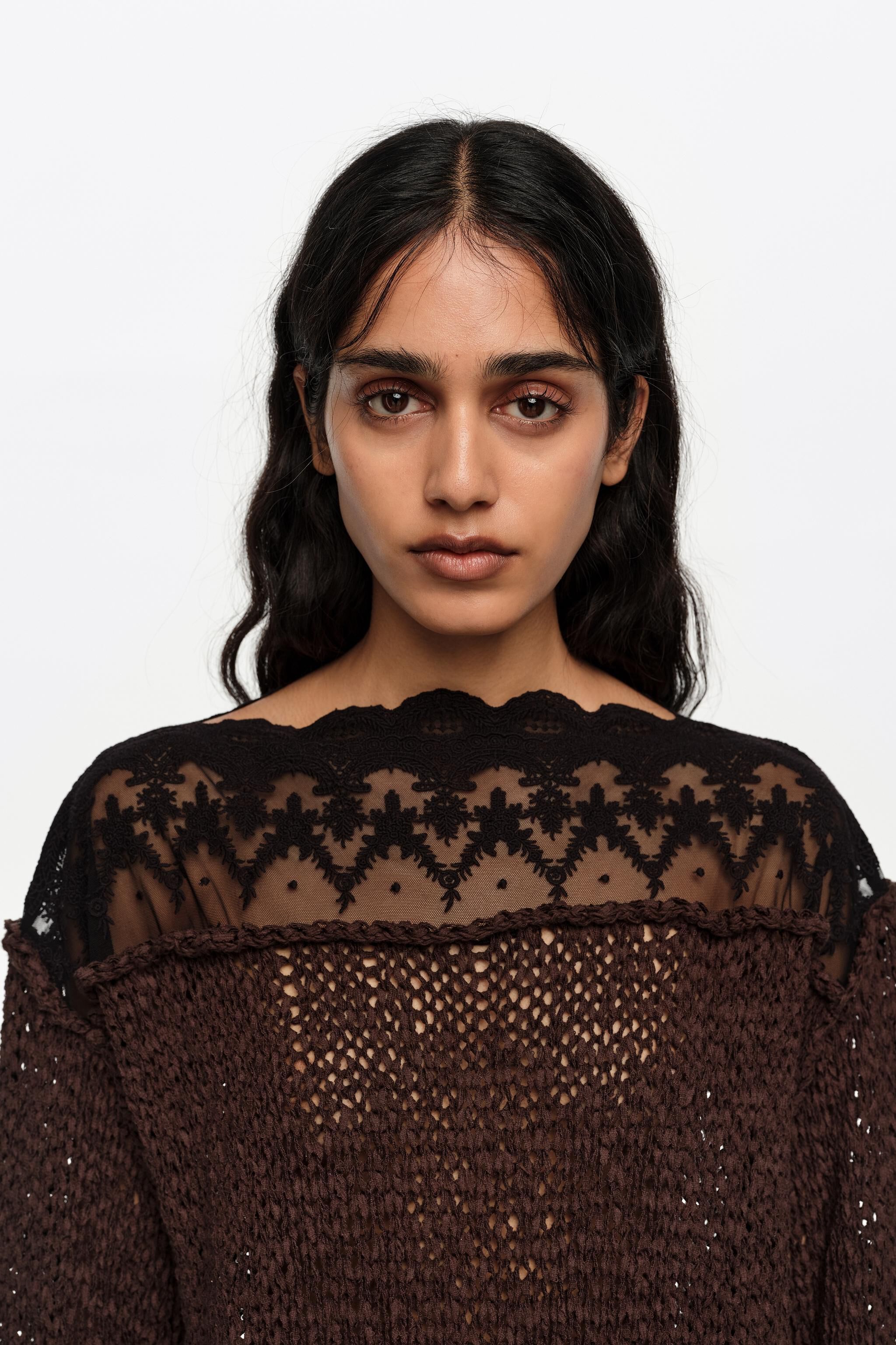 Sweater de punto de cuello barco con encaje marrón oscuro