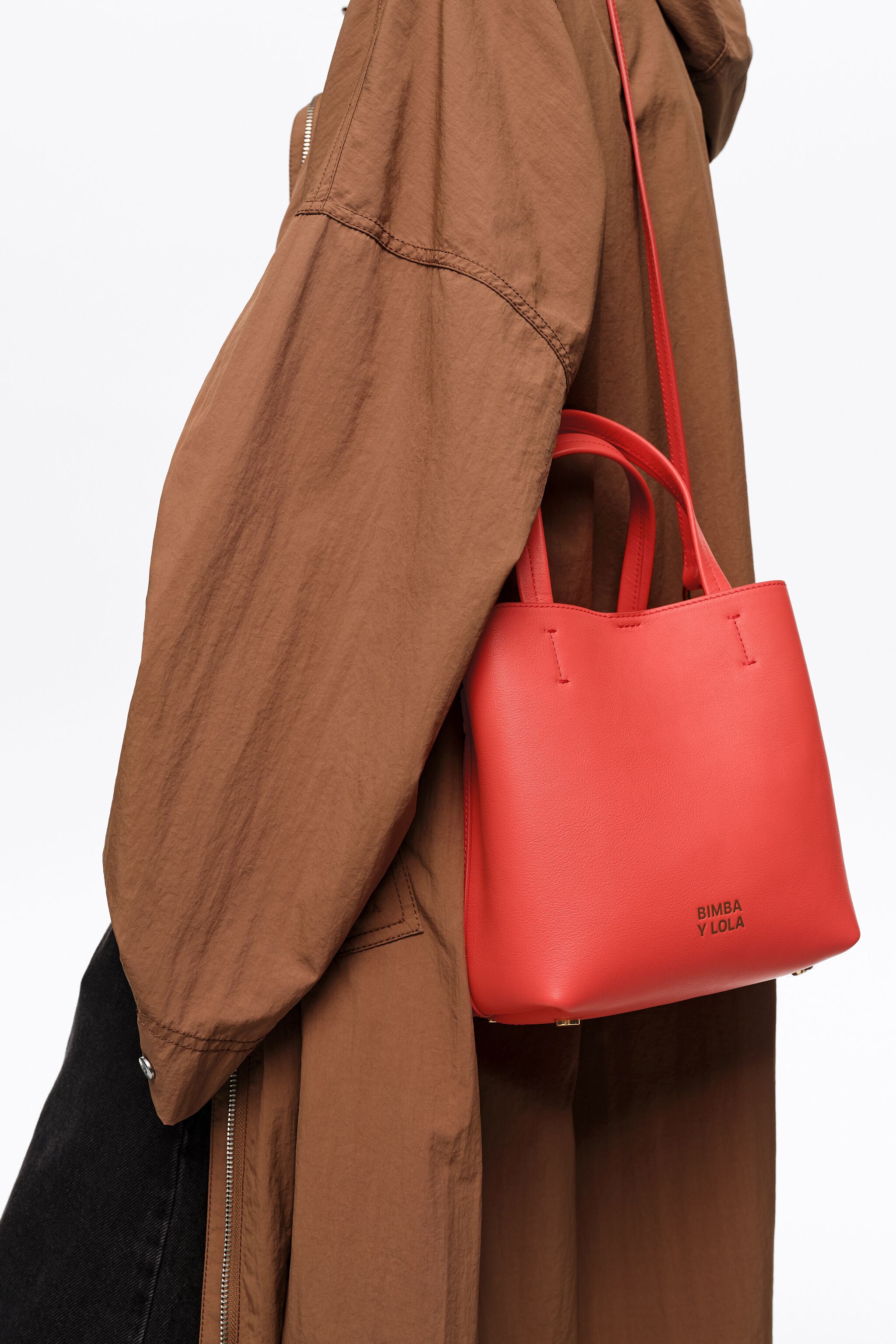 Bolso pequeño de cuero rojo intenso