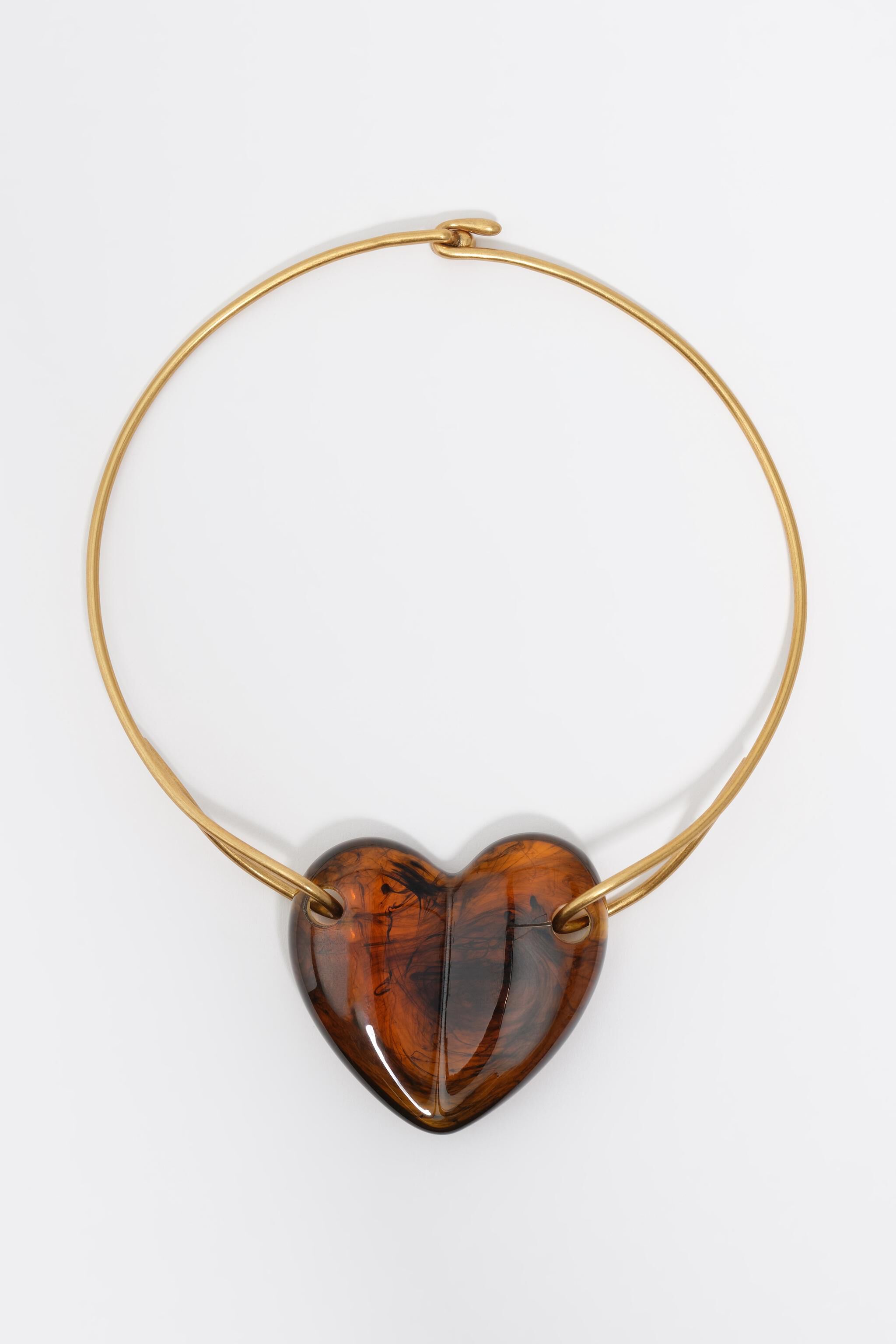 Collar de corazón de resina ámbar