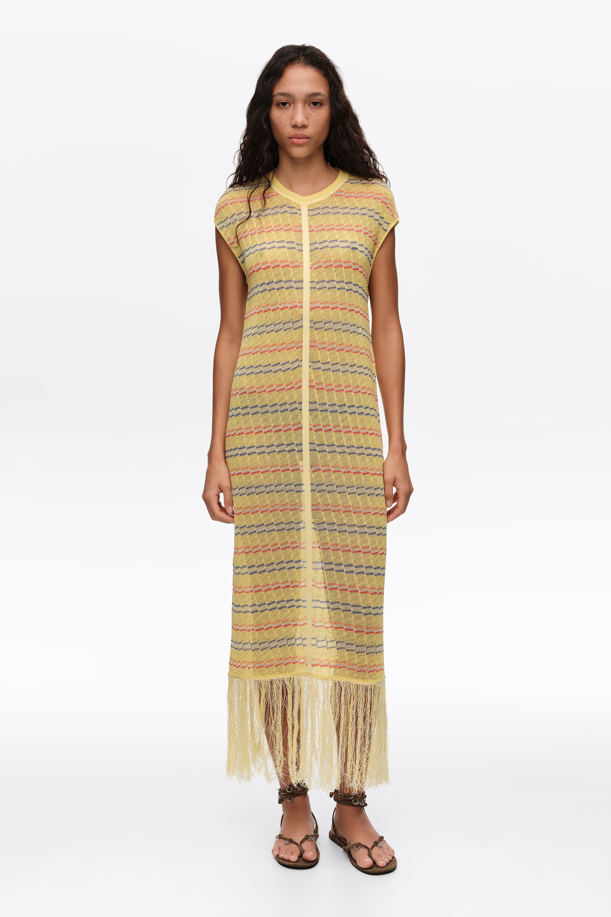Vestido de punto amarillo sin mangas con flecos