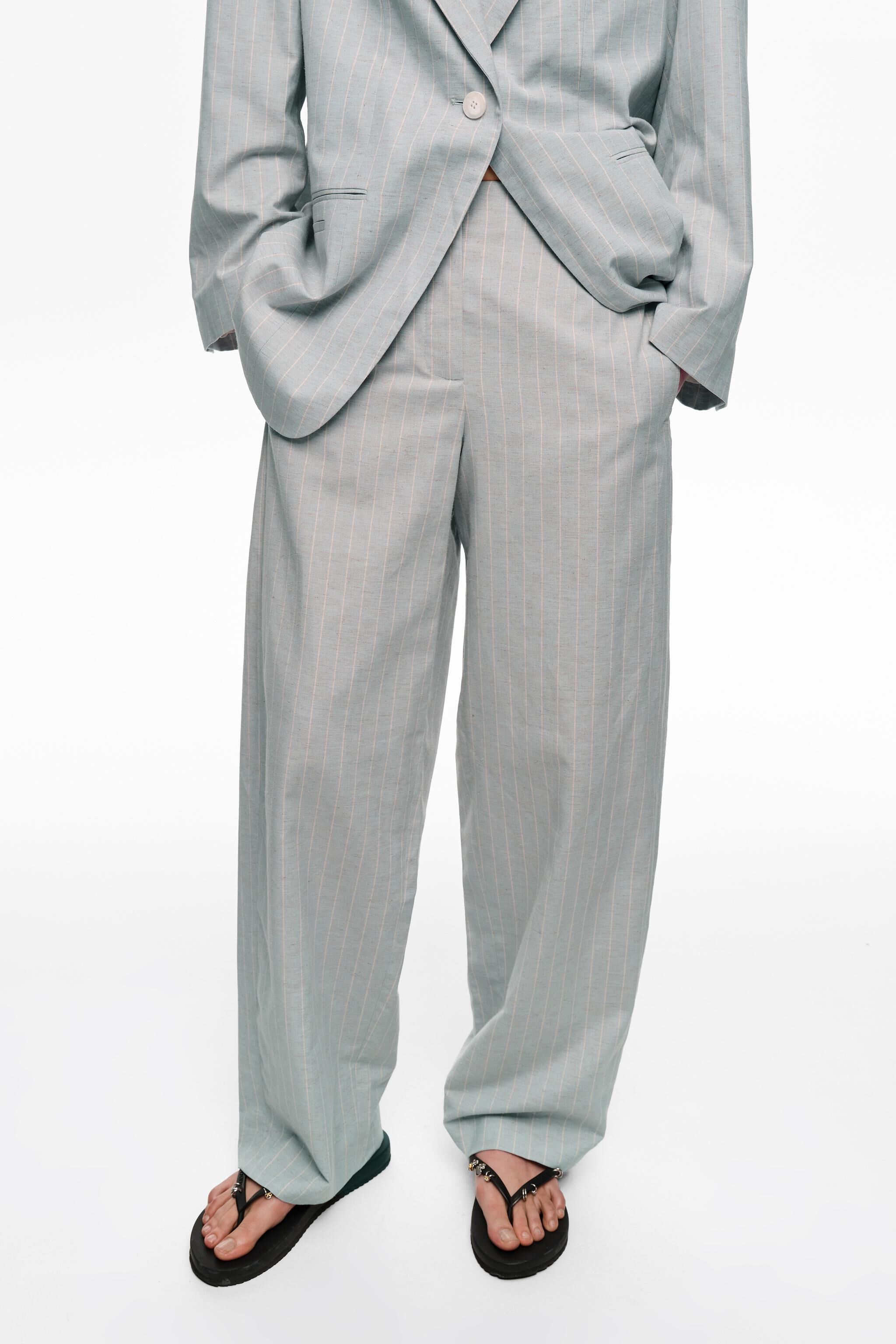 Pantalones de lino azul claro con rayas y dobladillos