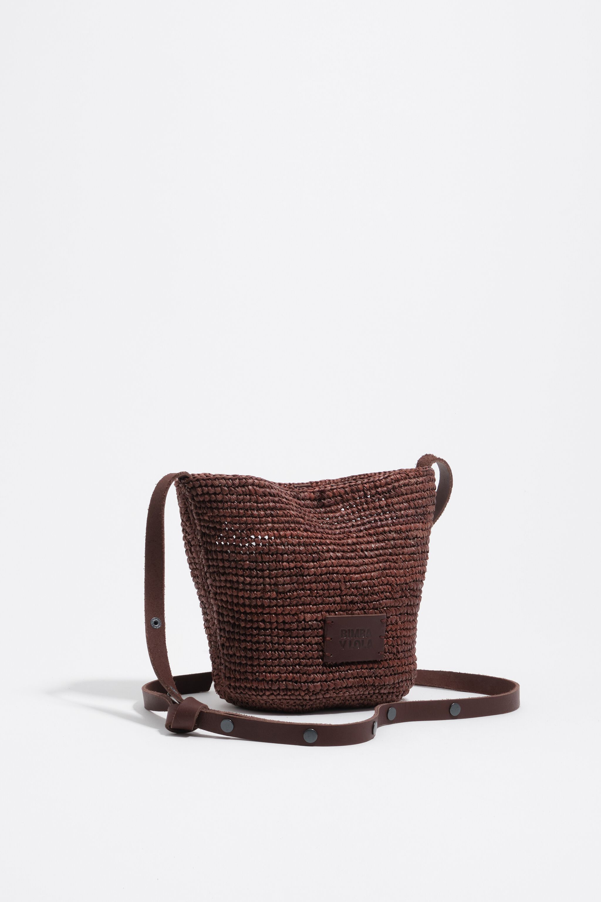 Bolso tejido de rafia de nuez pequeño