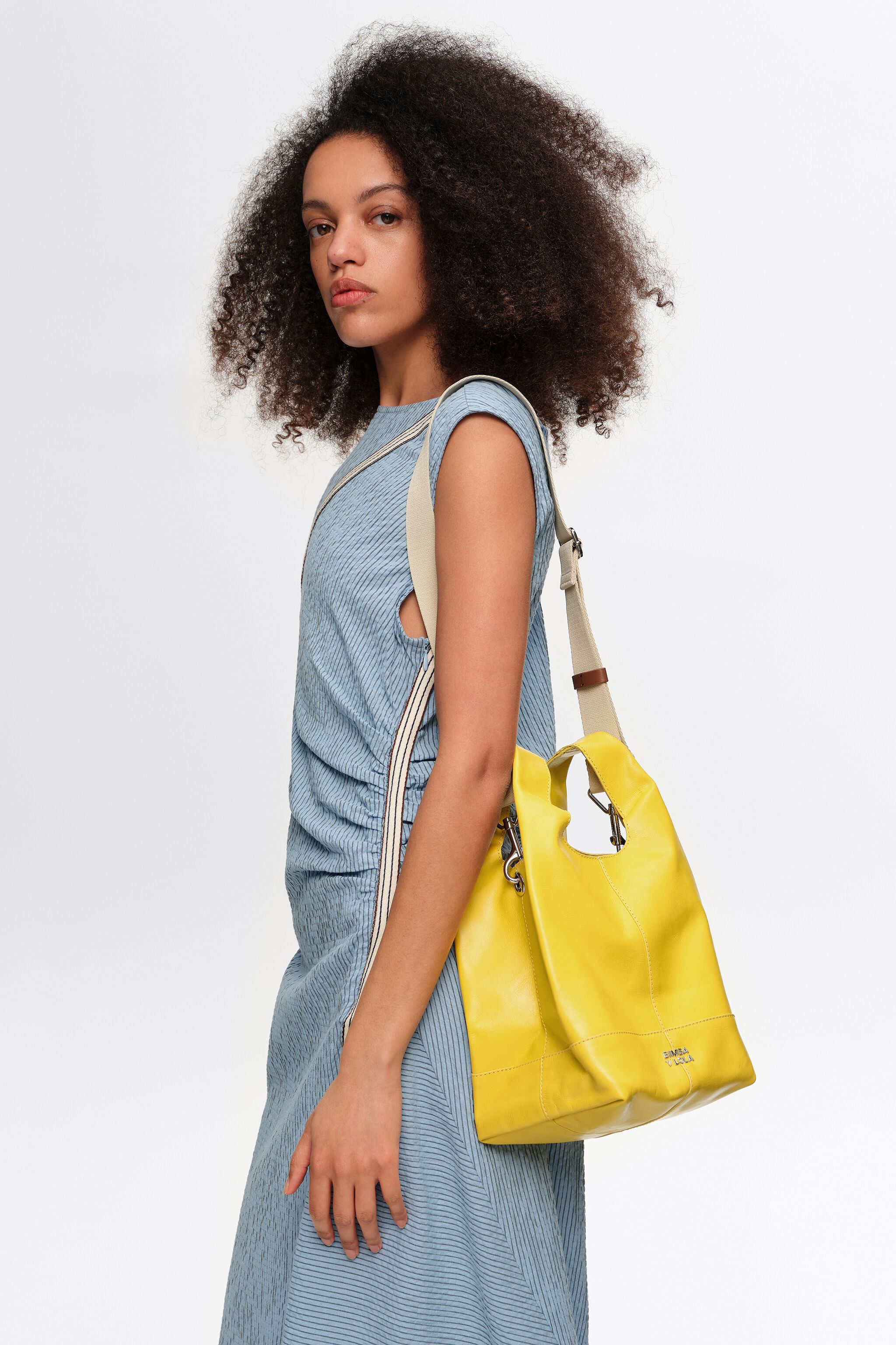 Bolso cruzado de cuero amarillo mediano