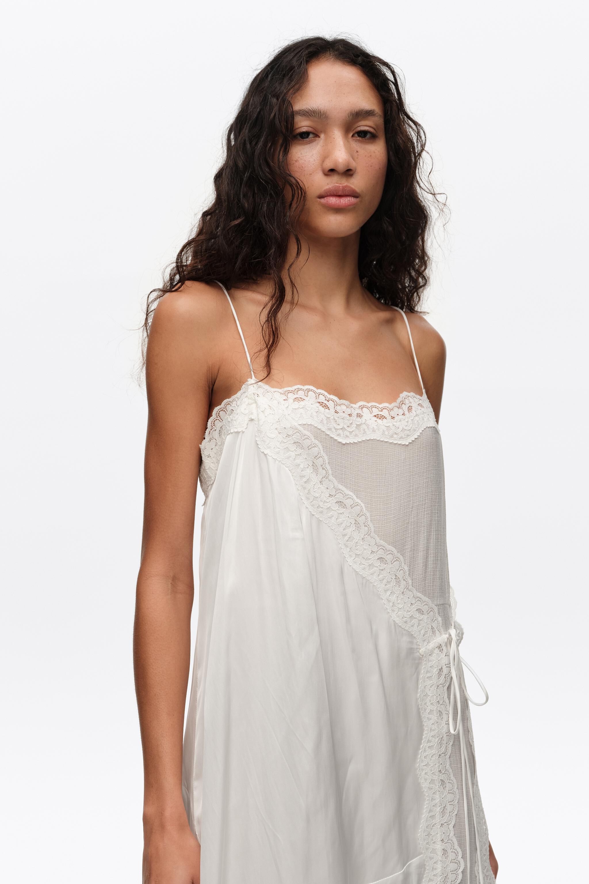 Vestido-pantalón de encaje blanco perla