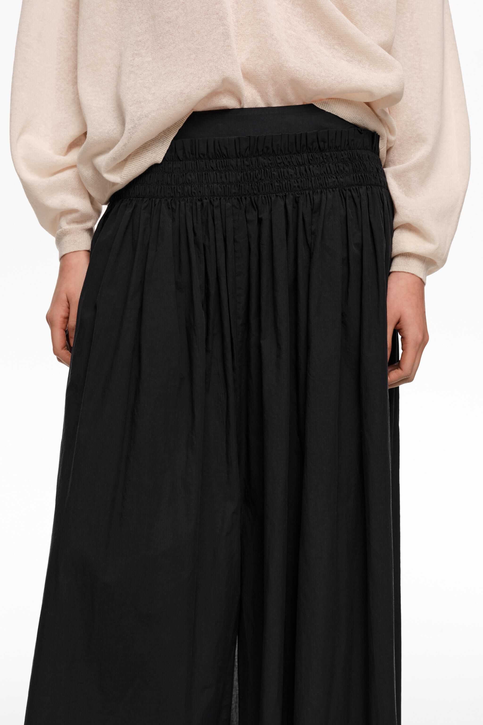 Falda maxi en forma de A negra con ranura