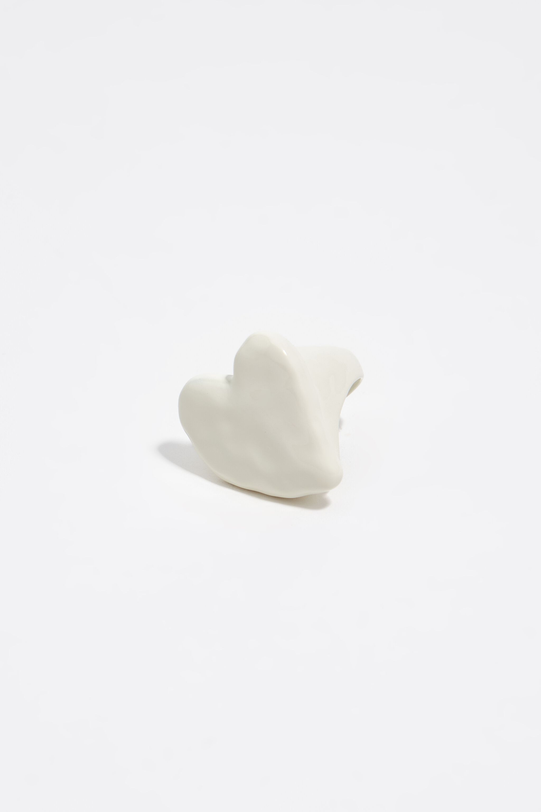 Anillo de corazón texturizado lacado en marfil