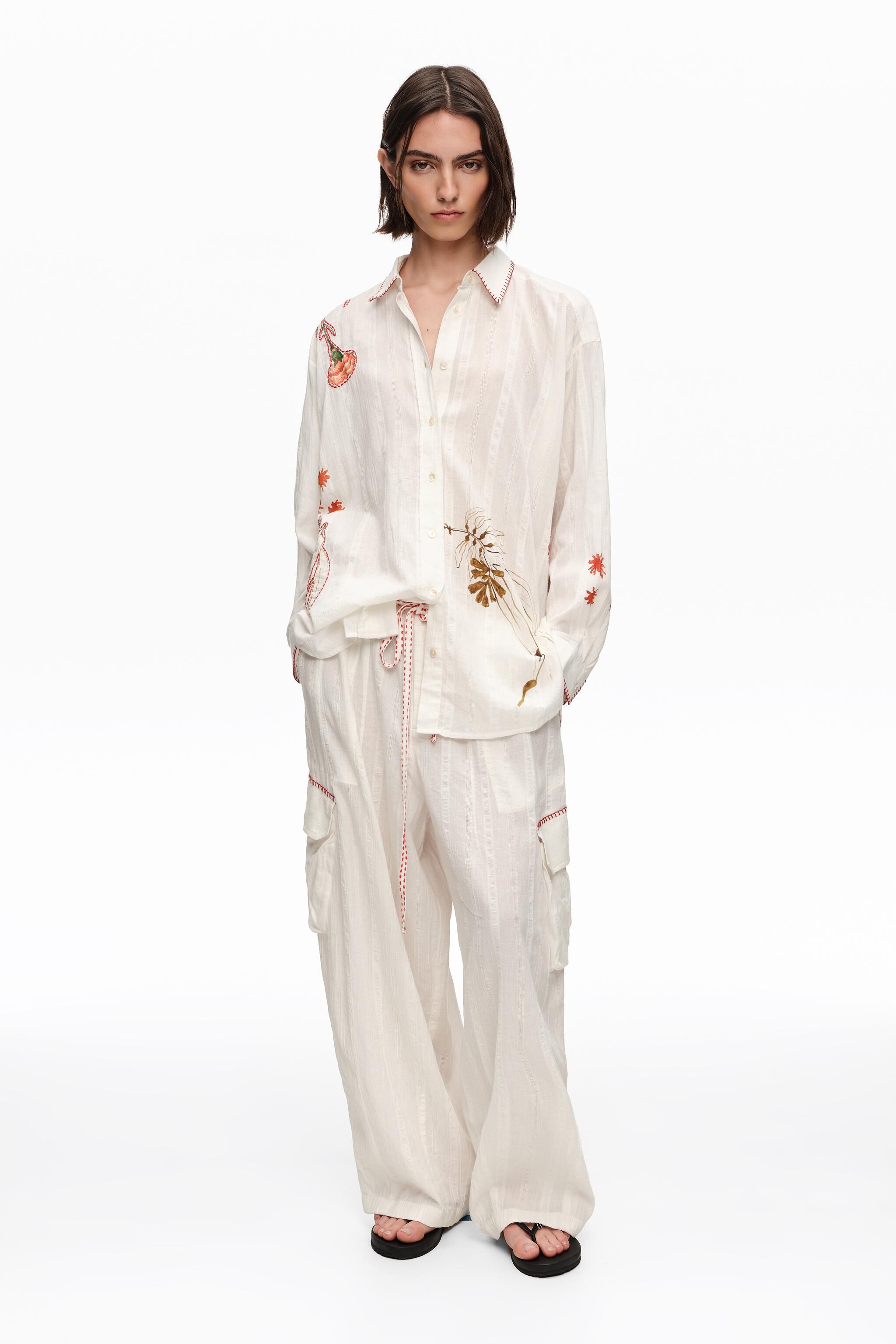 Pantalones de carga marfil con puntadas decorativas