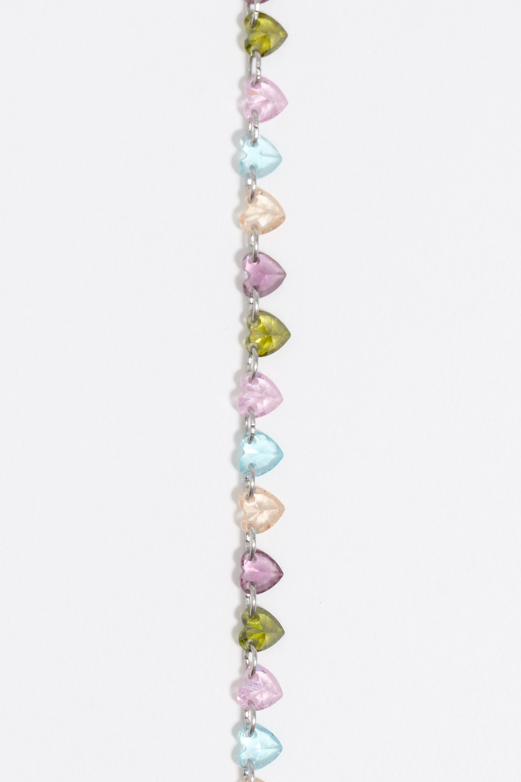 Pulsera de corazones con cristales multicolor en tono plata